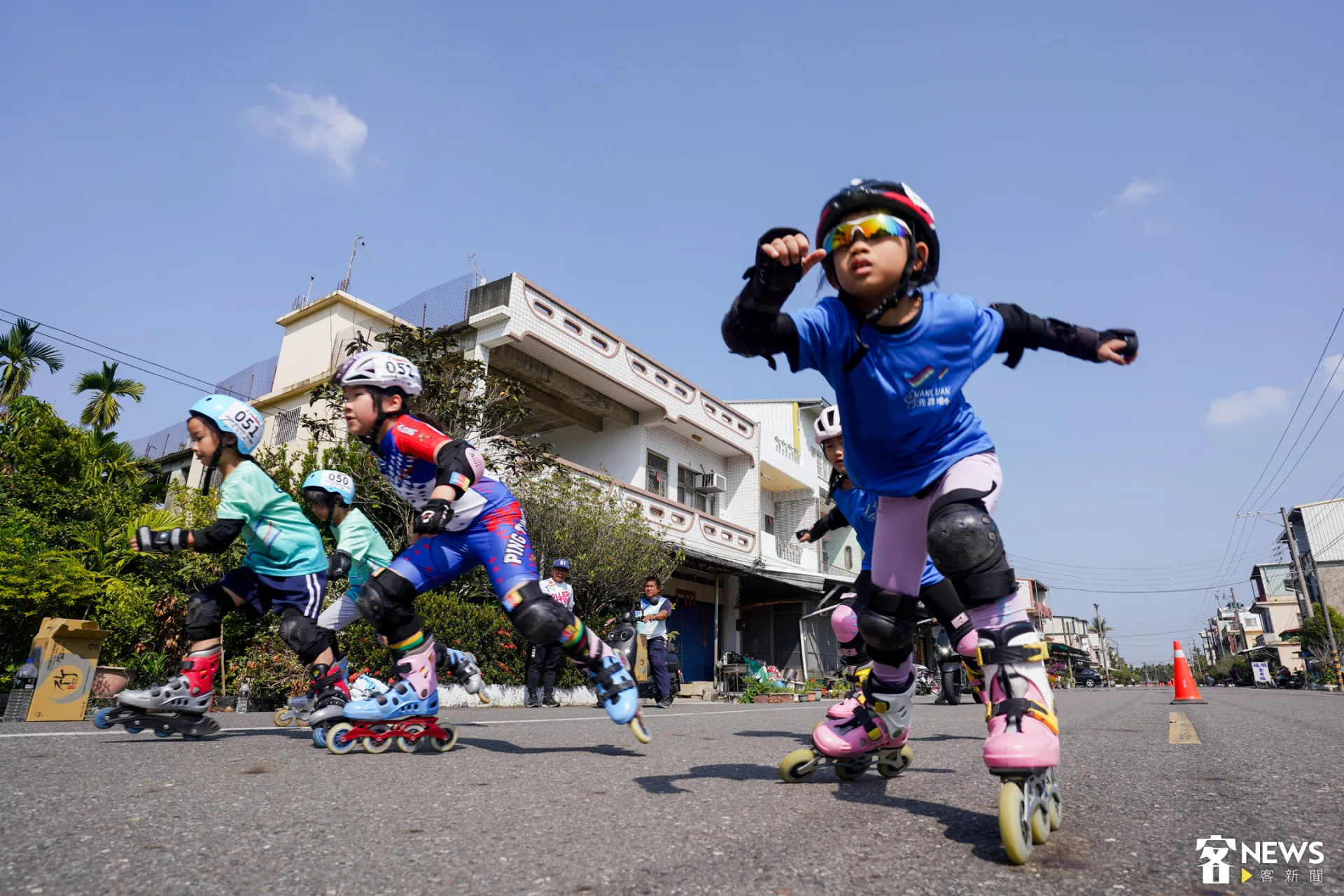 國小競速溜冰選手奔馳在封路的賽道。朱愷元攝