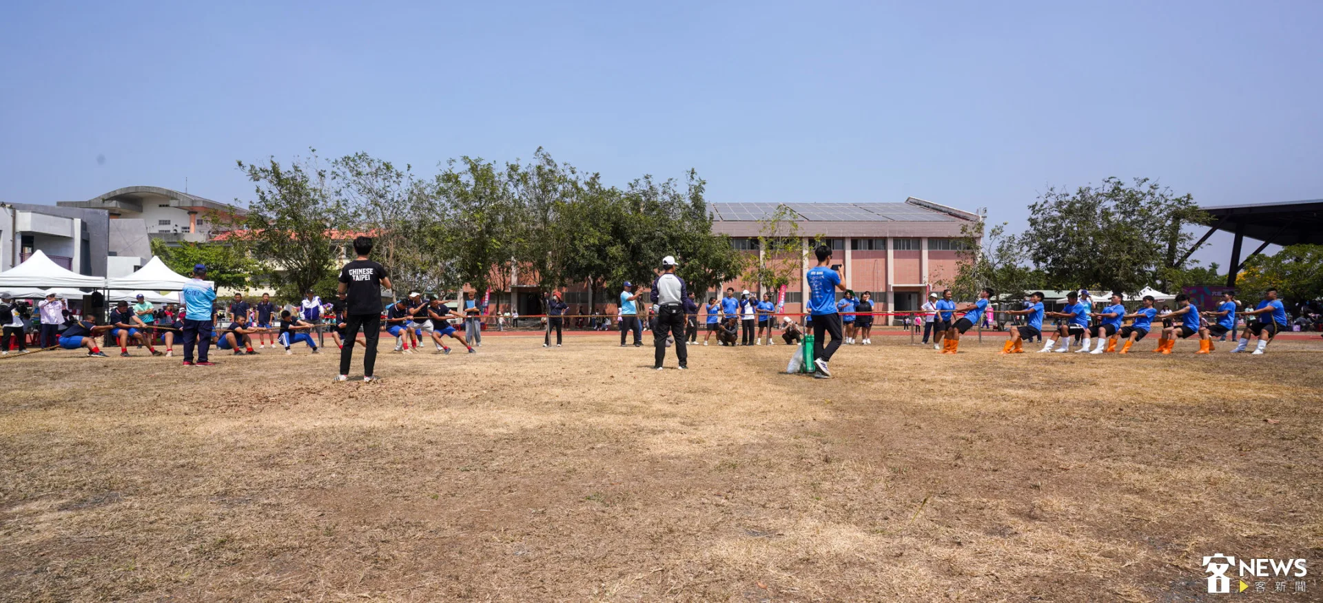 拔河選手在南國太陽底下競技。朱愷元攝