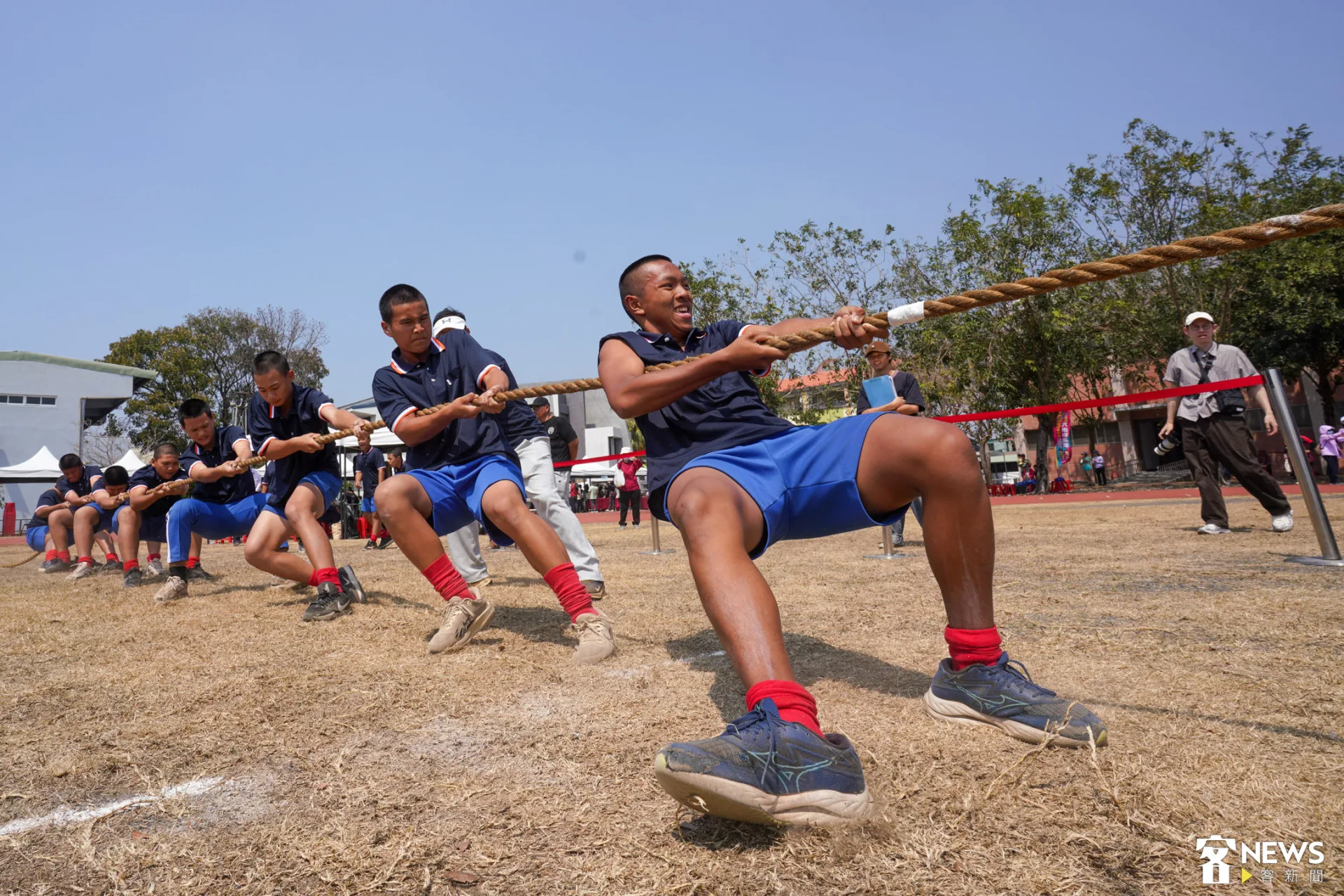 美濃國中棒球隊組成的拔河隊伍。朱愷元攝