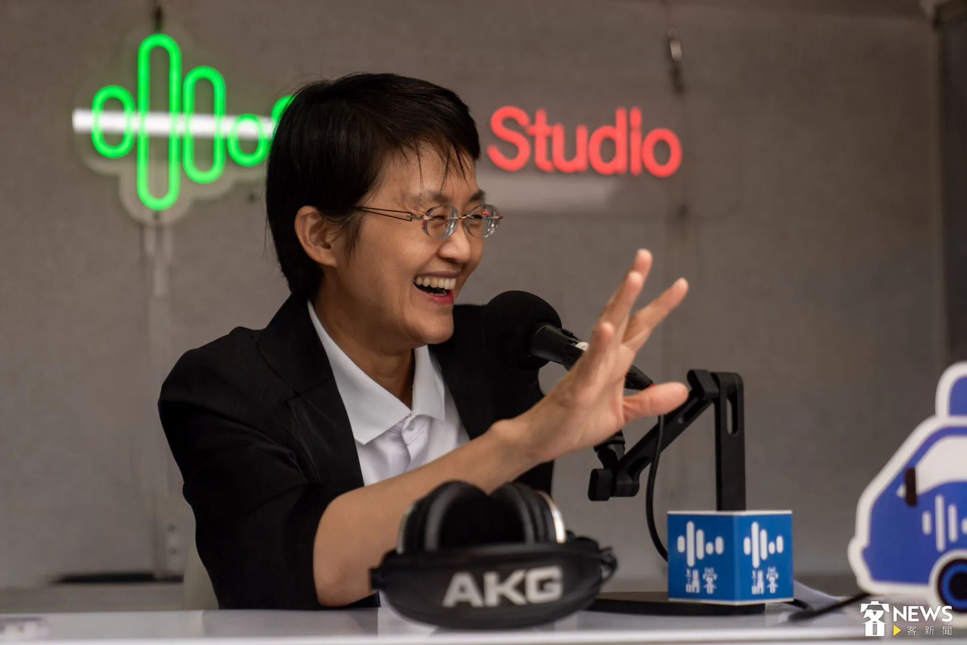 客委會主委古秀妃在六堆運動會現場,登上5G行動直播車講客號接受訪問。朱愷元攝