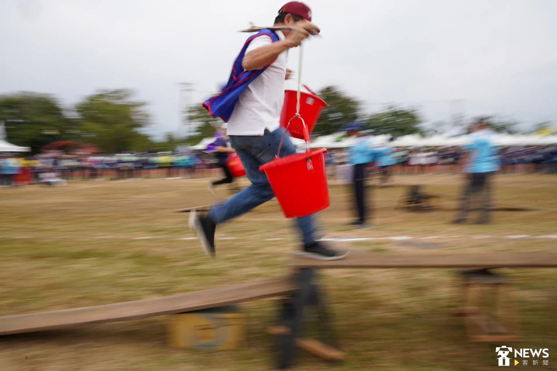 參賽者挑擔趣味競賽,現場氣氛熱鬧又充滿歡笑。朱愷元攝