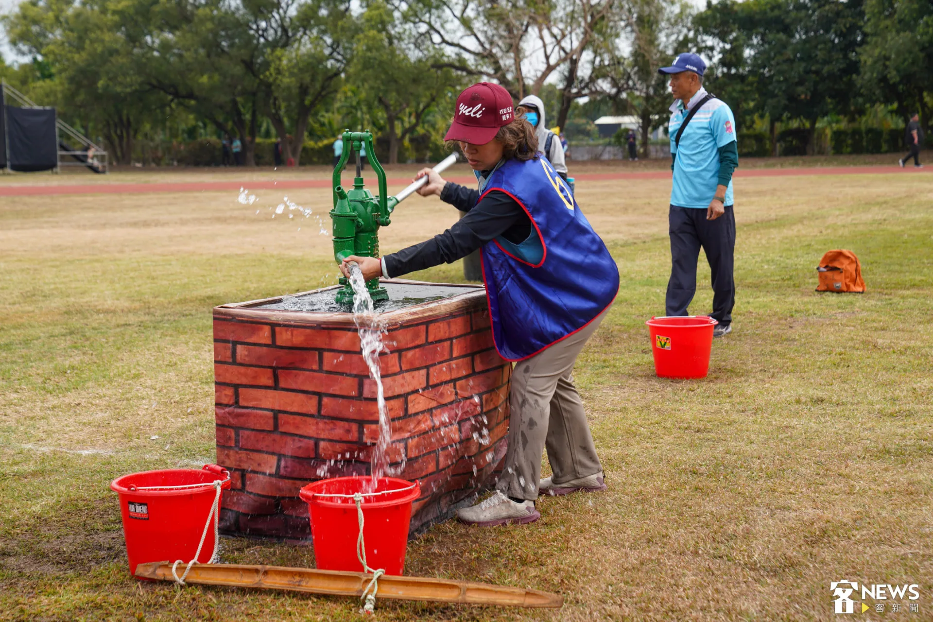 參賽者挑擔趣味競賽,現場氣氛熱鬧又充滿歡笑。朱愷元攝