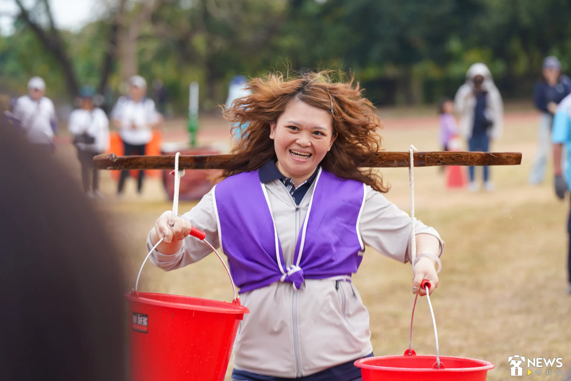 參賽者挑擔趣味競賽,現場氣氛熱鬧又充滿歡笑。朱愷元攝
