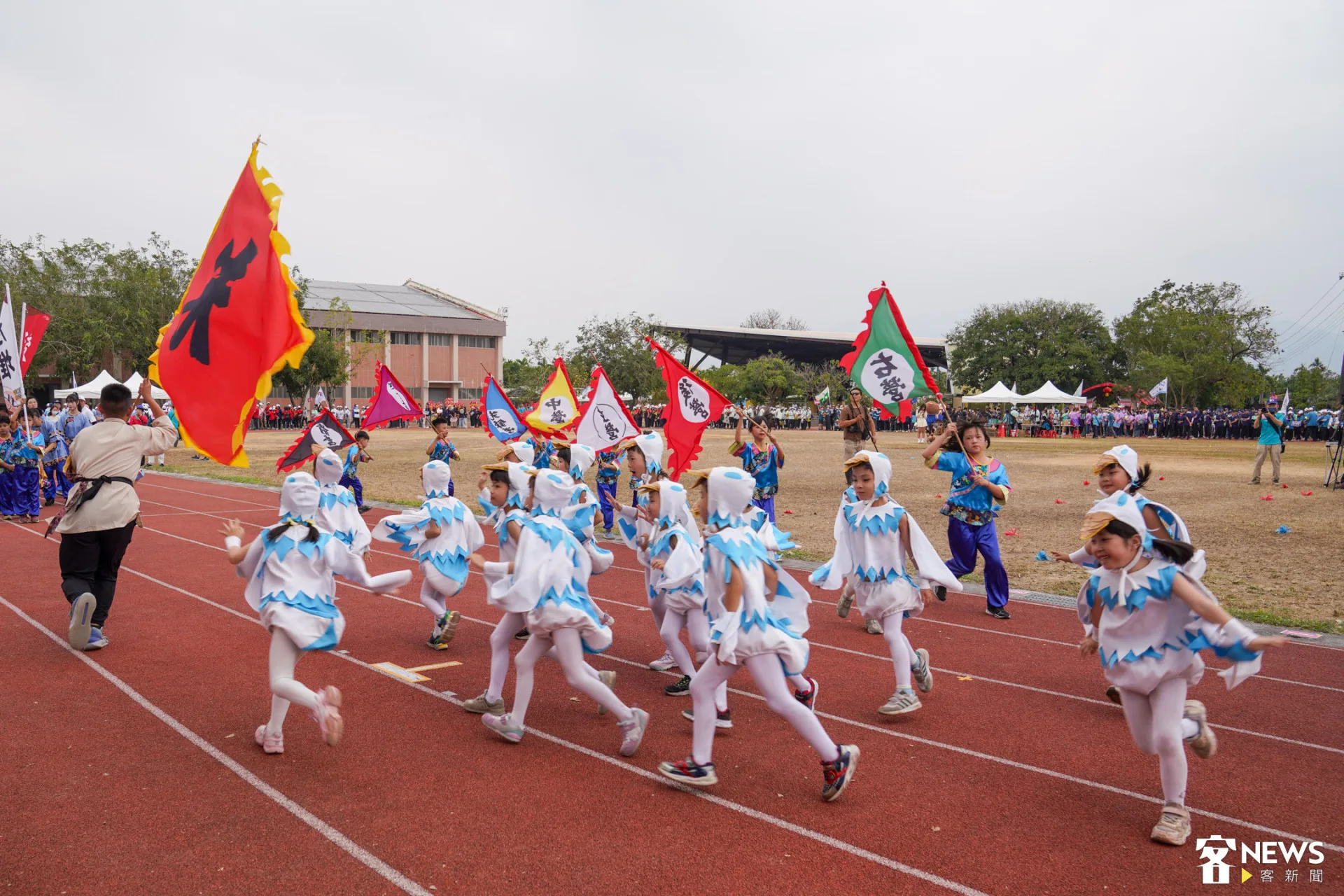 參賽選手以各自鄉區特色裝扮爭奇鬥艷，熱鬧宛如嘉年華。朱愷元攝