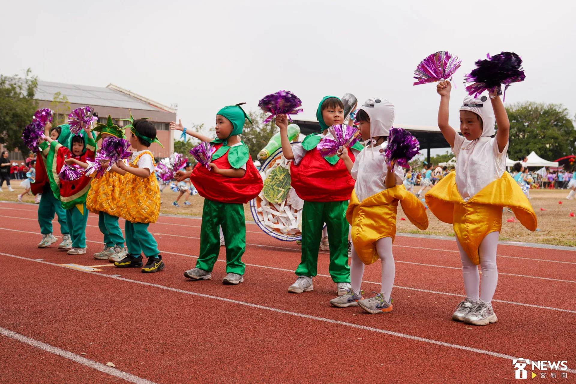 參賽選手以各自鄉區特色裝扮爭奇鬥艷，熱鬧宛如嘉年華。朱愷元攝