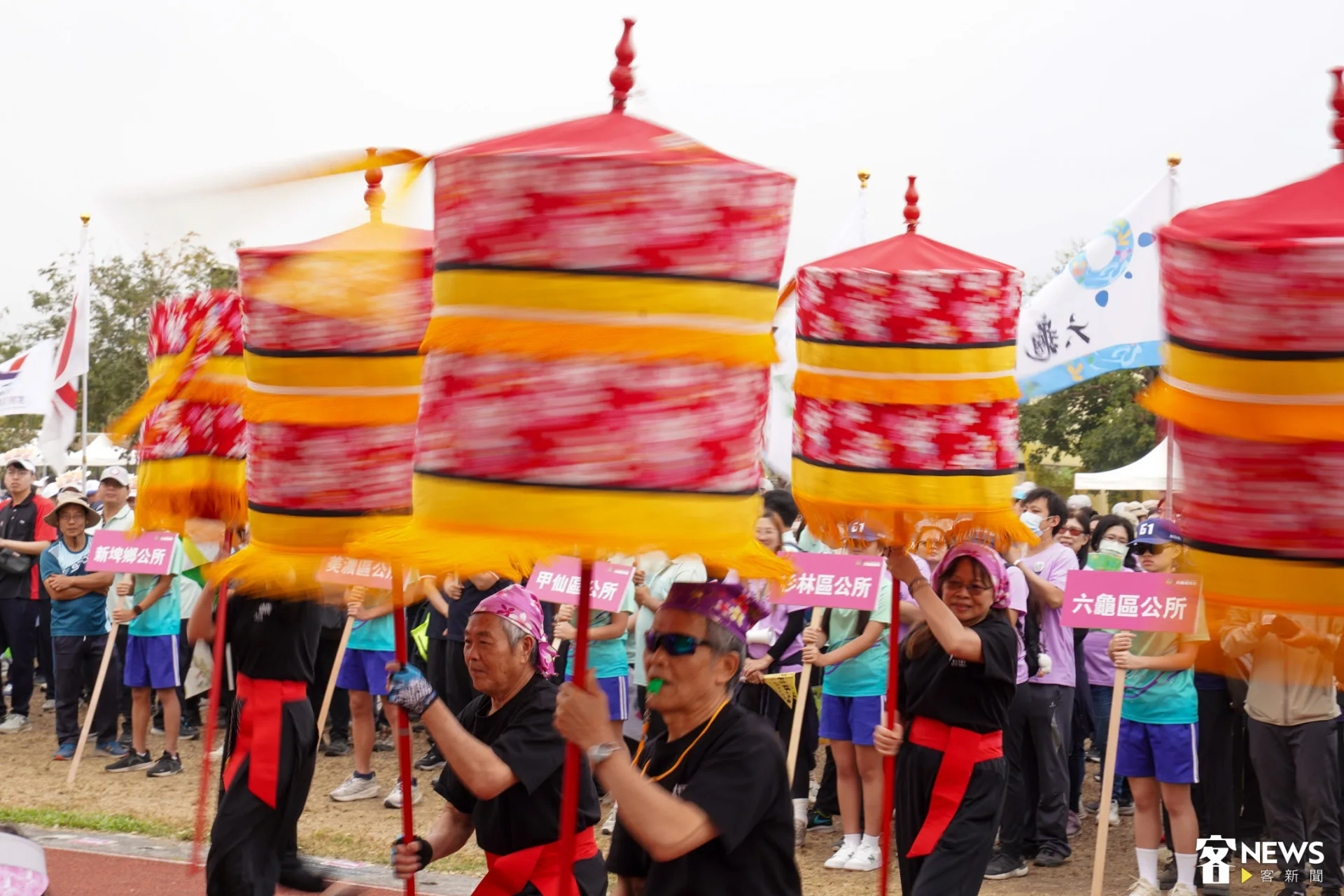 參賽選手們進場表演，為開幕典禮增添熱烈氣氛。朱愷元攝