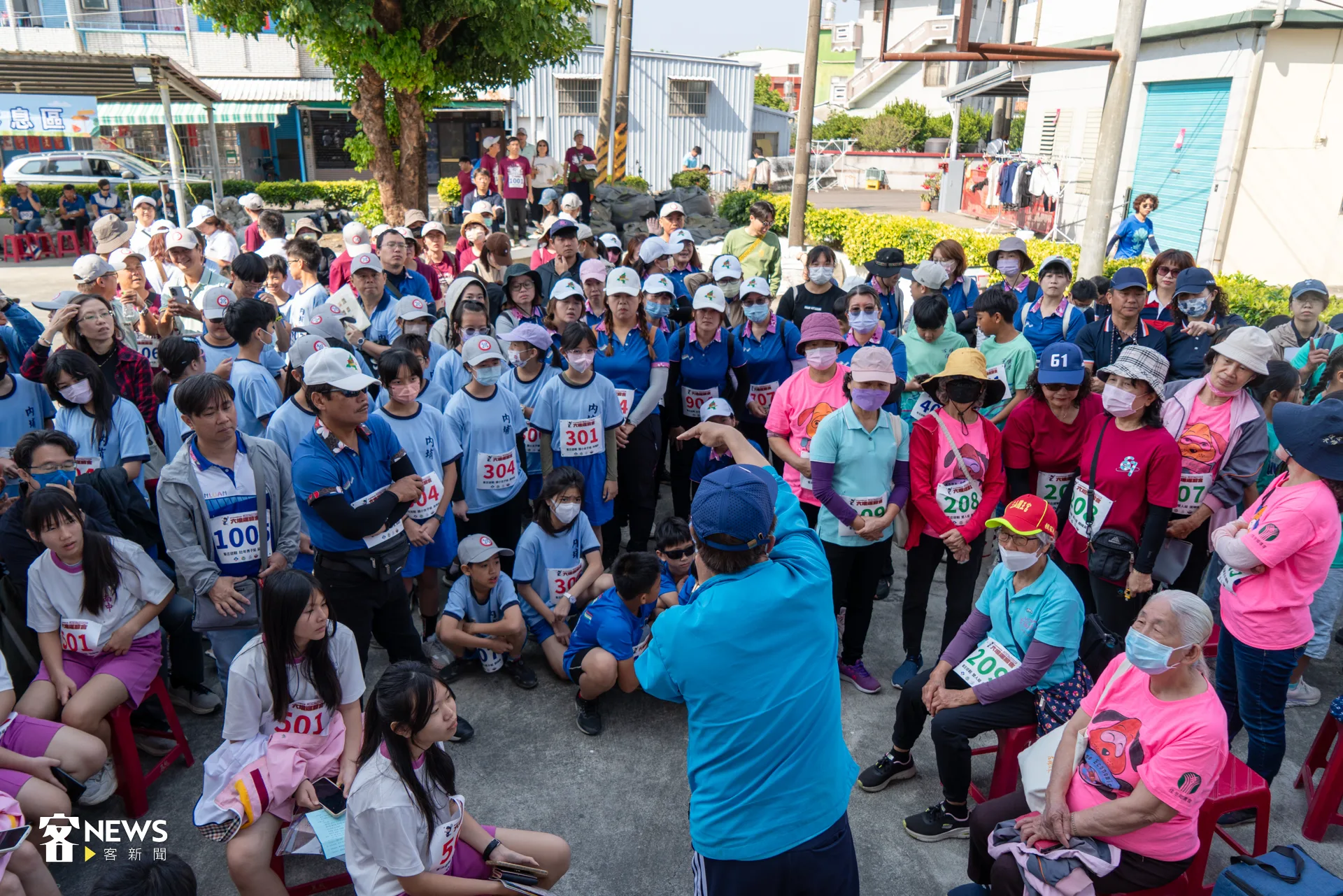 工作人員賽前,以客語的方式講解規則。洪藝晅攝