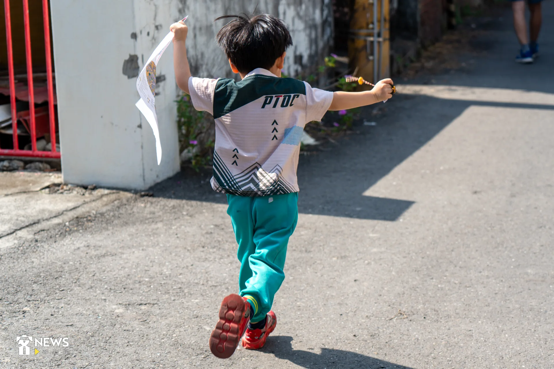 「客庄遊戰」親子組賽事,小朋友興奮往前衝。洪藝晅攝