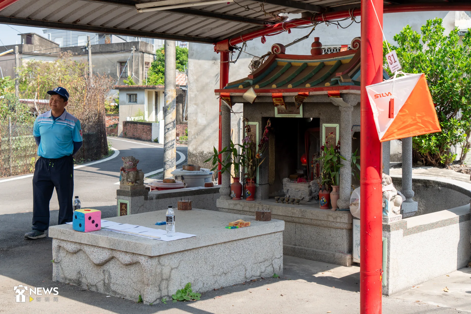 在伯公廟前擲骰問答,認識伯公生日、褒忠精神、六堆歷史與佳冬地方知識。洪藝晅攝