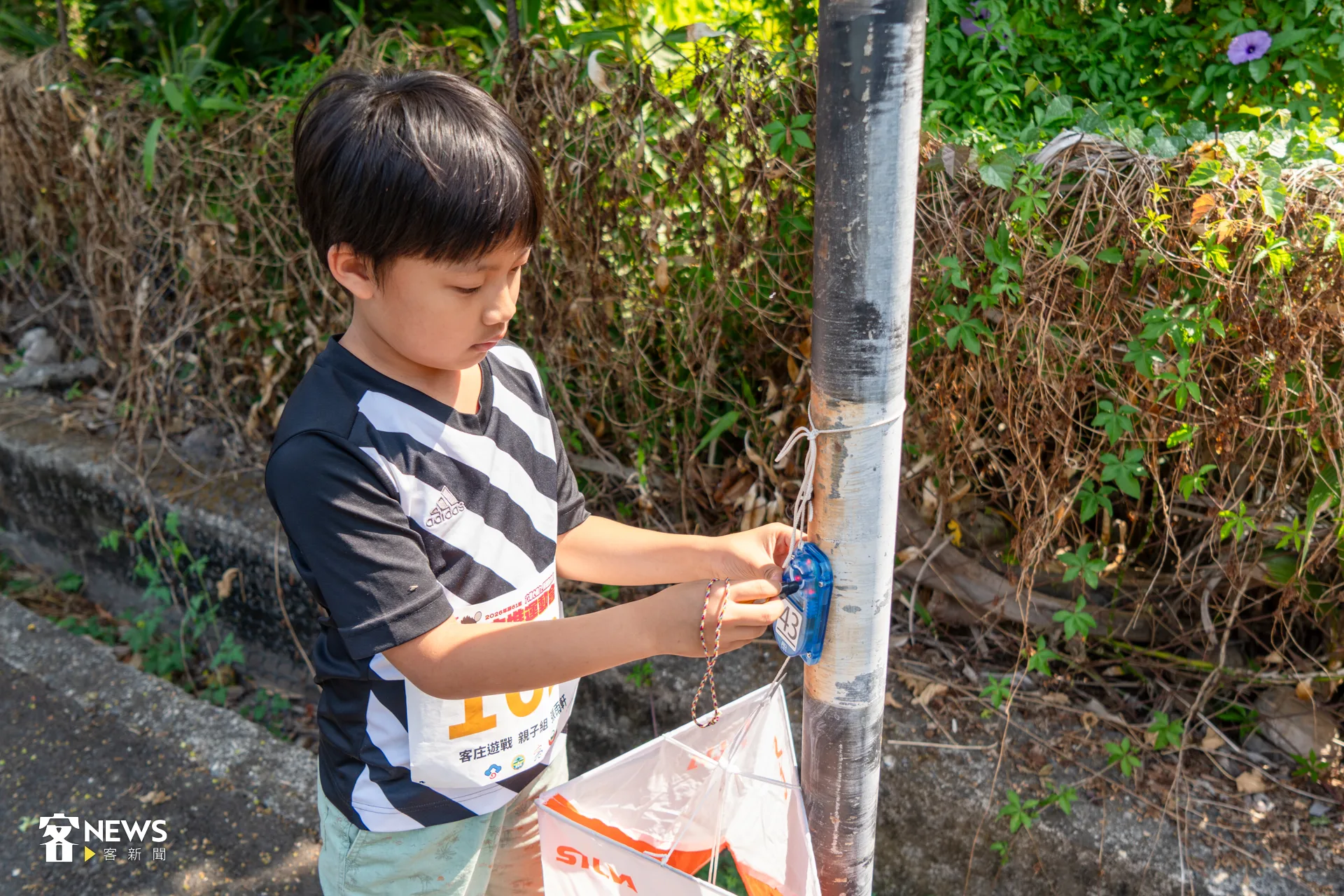 每過一個關卡站點,就要用磁扣感應,即可以辨識走的路線是否正確。洪藝晅攝