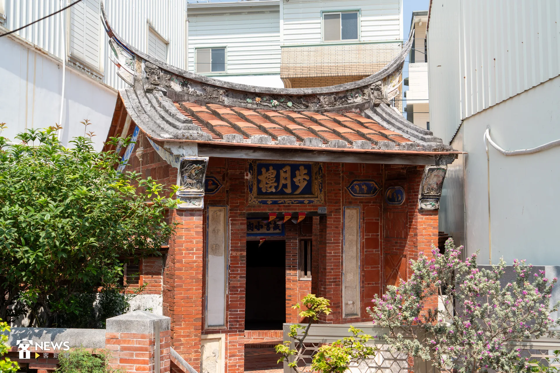 佳冬有多處完整、保存良好的古蹟,像是蕭家祖屋、蕭屋洋樓、步月樓及敬字亭等地標。洪藝晅攝