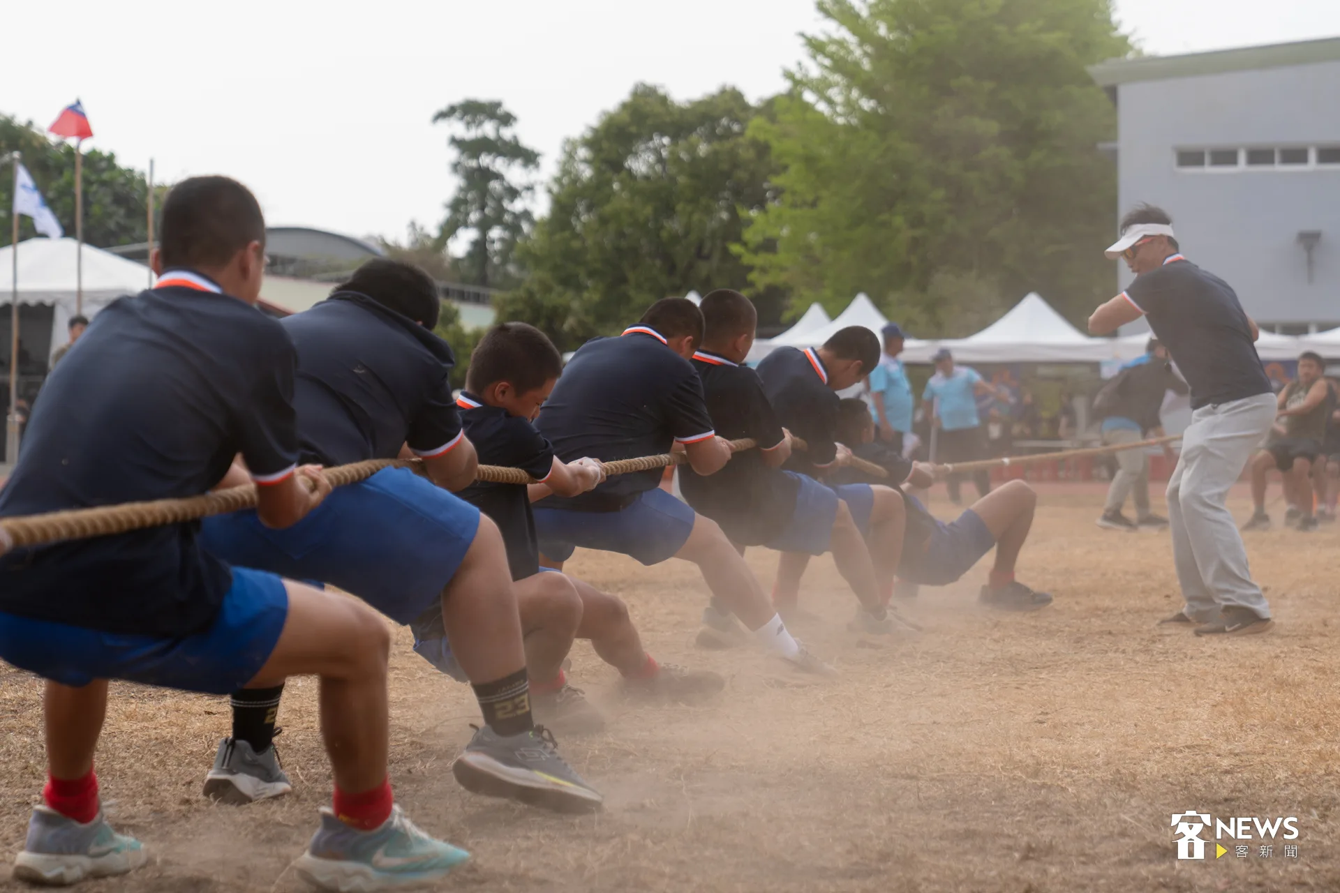 首日的國中組拔河戰,雙方人馬拉鋸火熱。洪藝晅攝