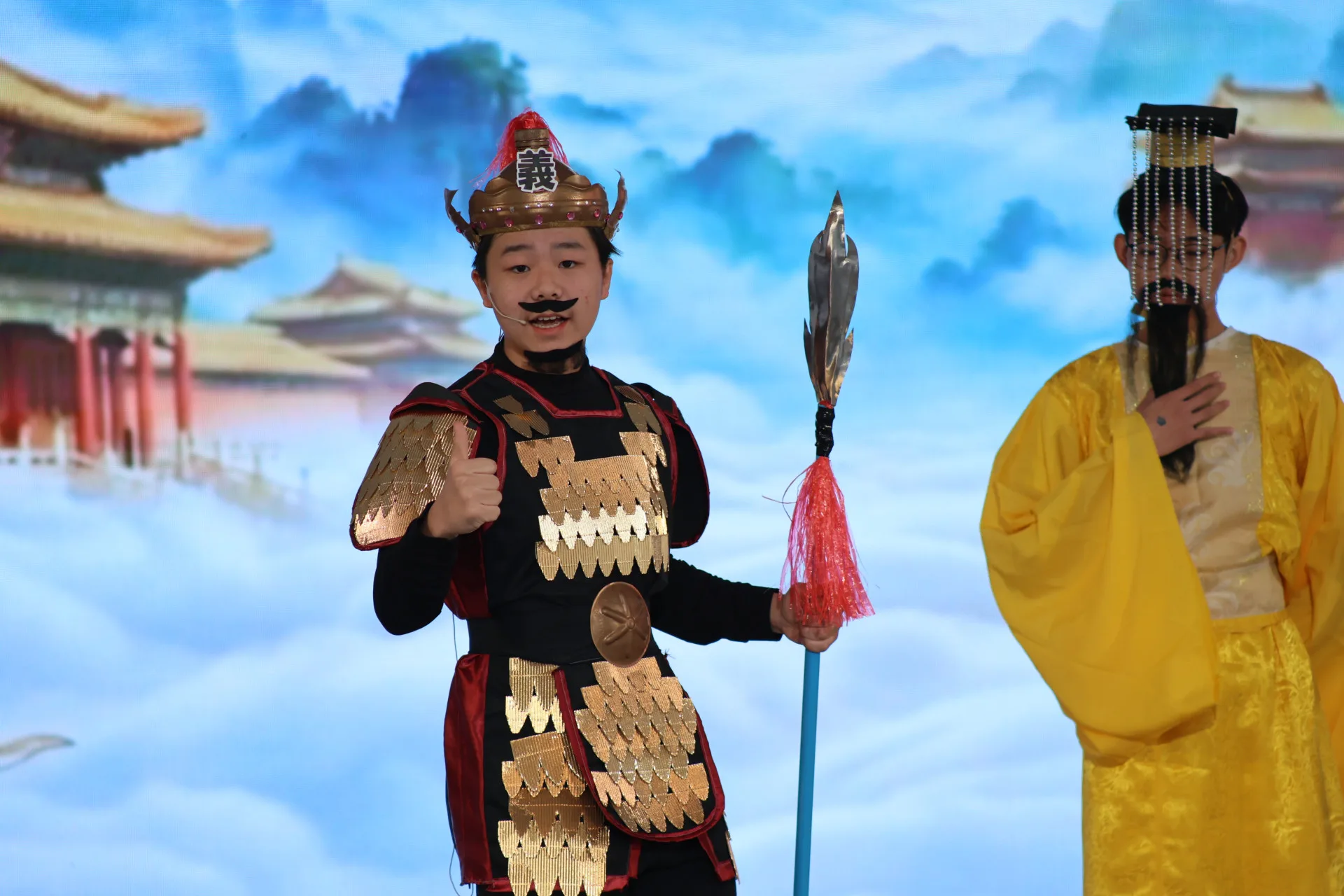 在短劇中飾演義民爺，來自苗栗三義、高一吳霽恩，在寒假排練期間，每次都得搭火車往返約兩小時到台中參與排練。客家委員會提供