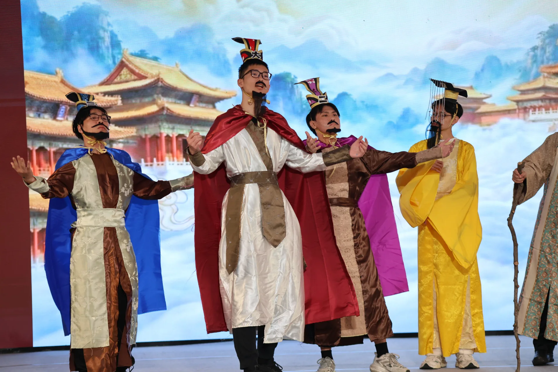 獲得客語短劇比賽優等的「中二傳說」表演團隊。客家委員會提供