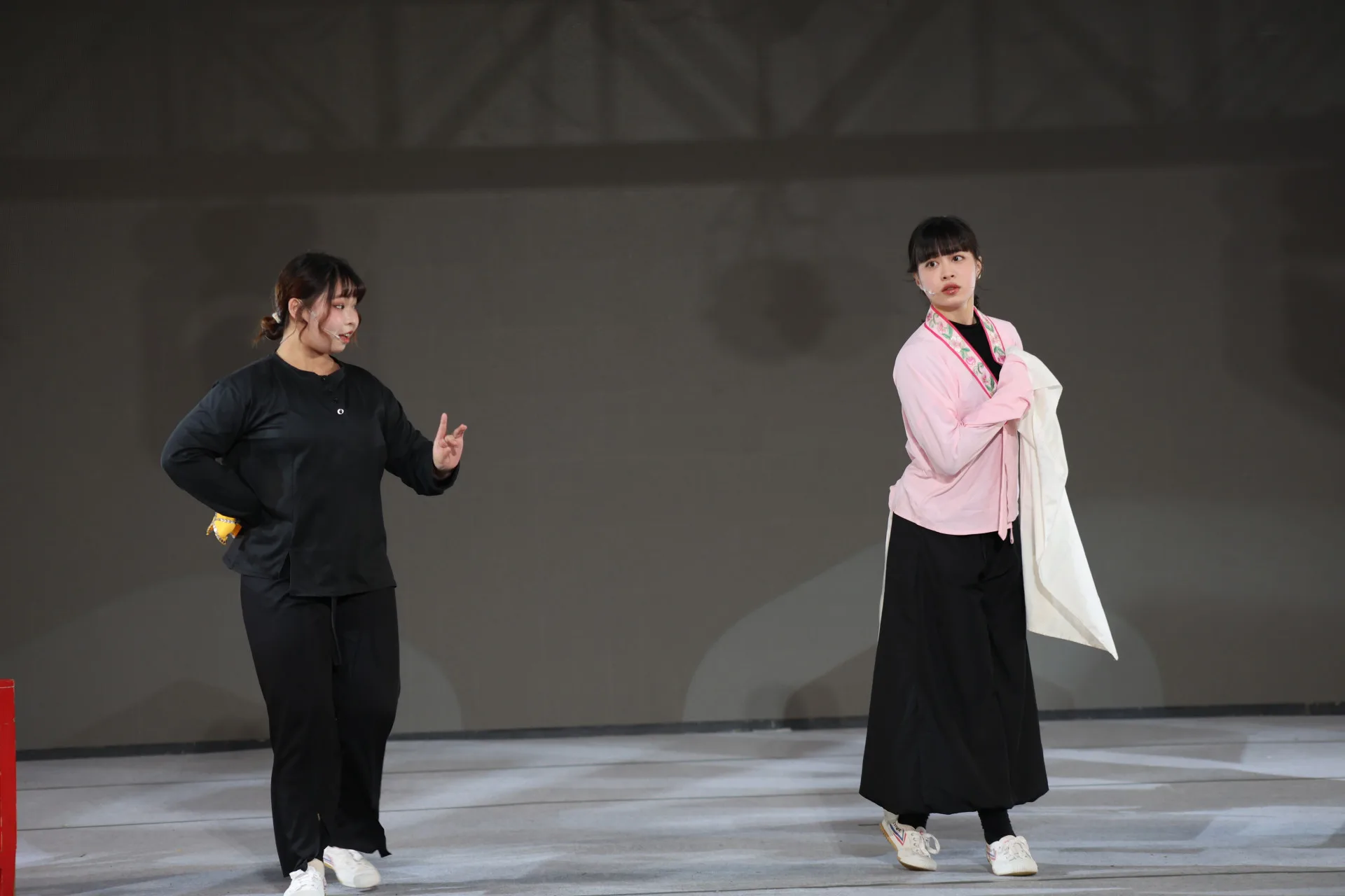 客語短劇比賽後生組國立台灣戲曲學院學生演出《窯門還亮著》,獲得客語短劇比賽特優。客家委員會提供