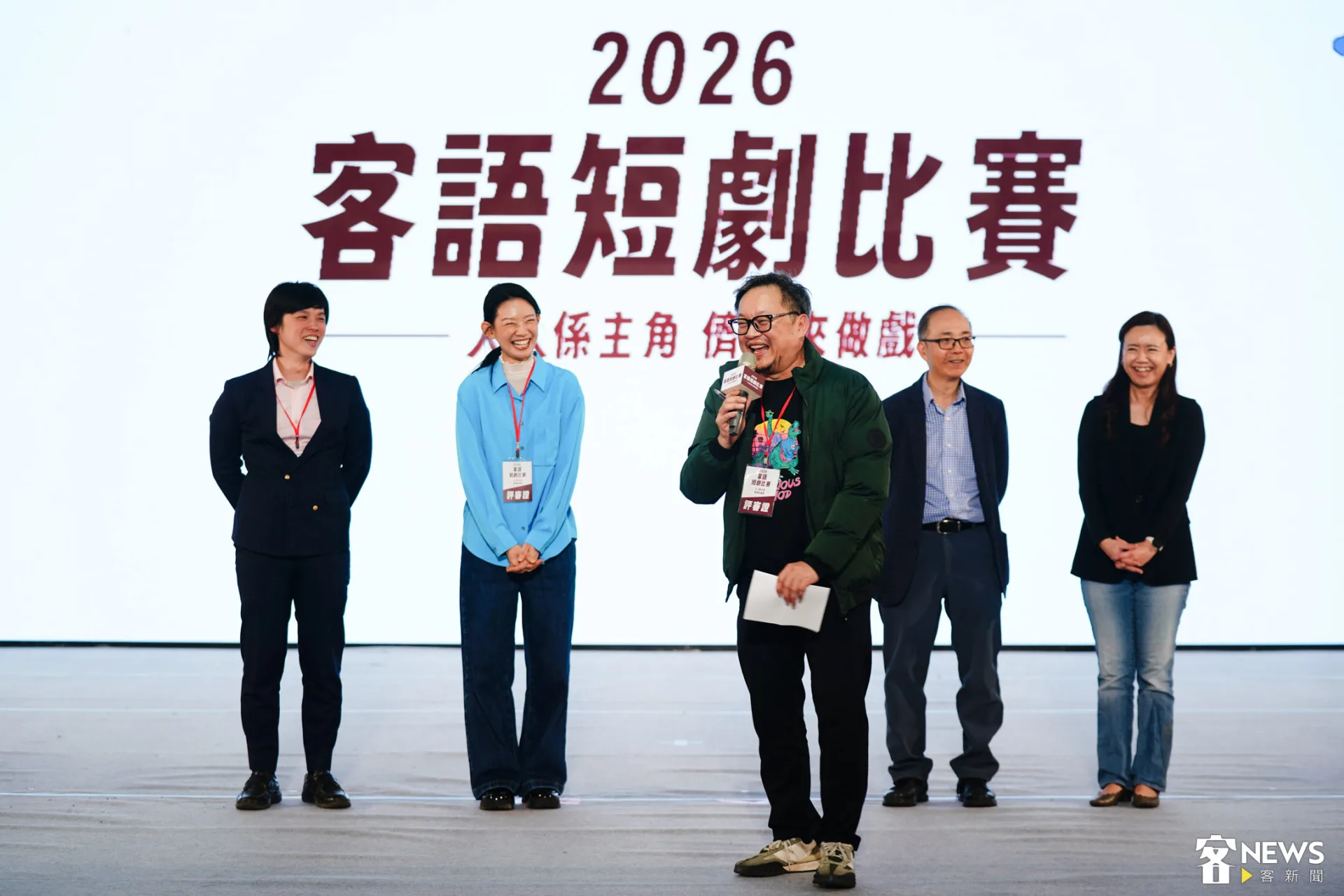 評審長謝志文(前)直呼這兩天的比賽「非常難評」,聽到很多非客家參賽者來講客,值得大家鼓勵。朱愷元攝