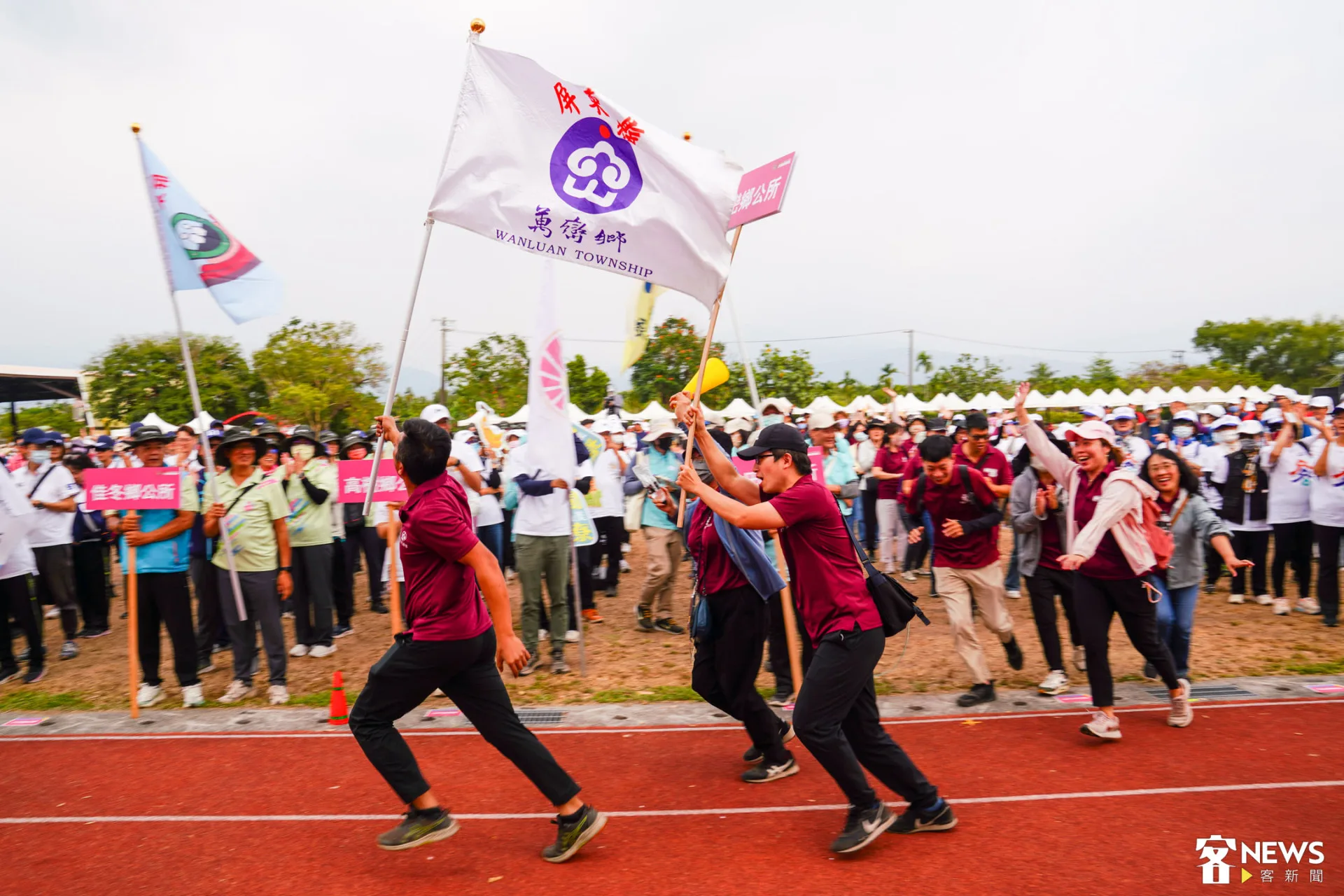 「先鋒堆」萬巒連四年拿下總錦標，得獎瞬間興奮歡呼，繞場奔跑。朱愷元攝
