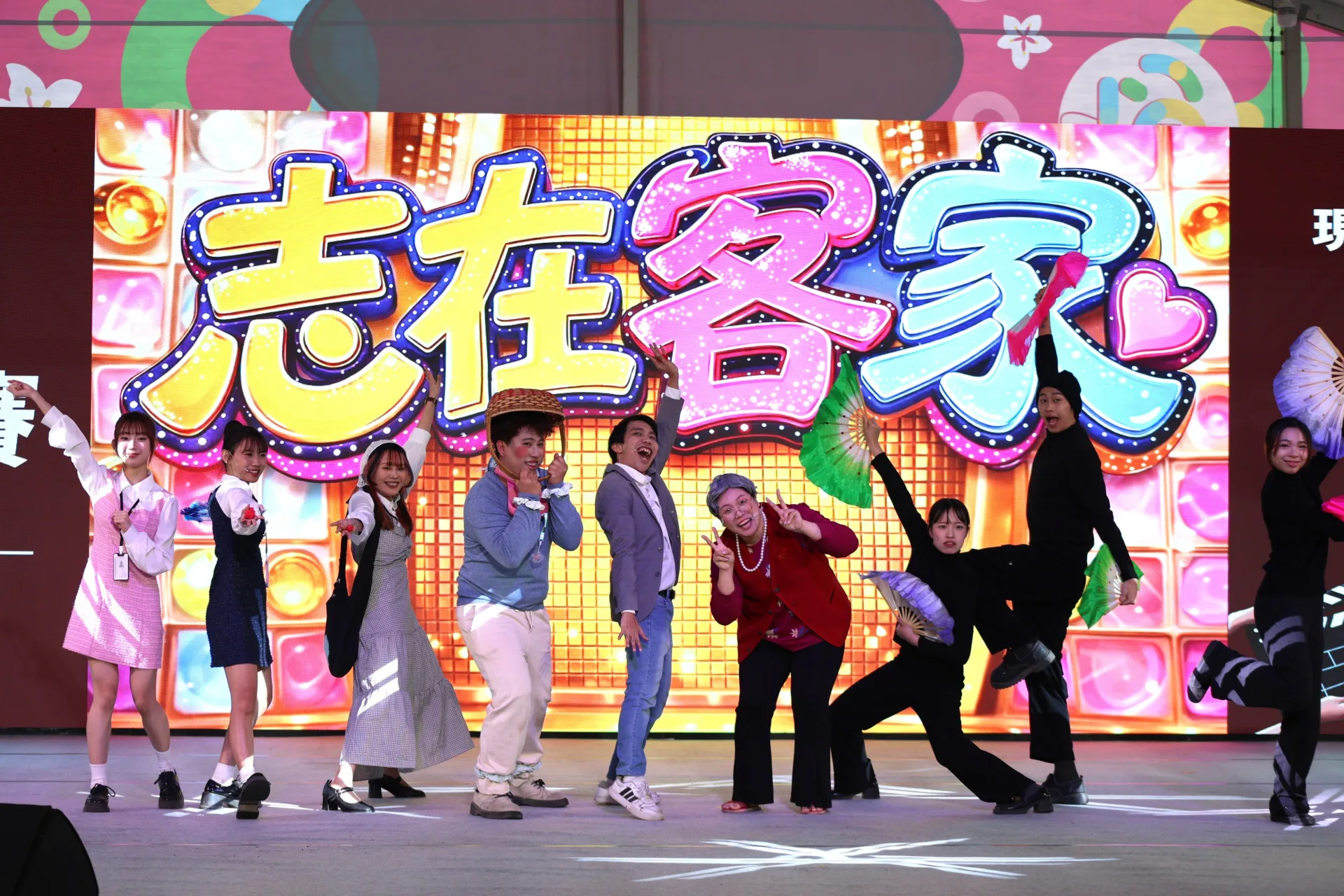 「Drama劇樂部」在客語短劇比賽獲得優等,精彩演出讓全場歡聲大笑。客家委員會提供