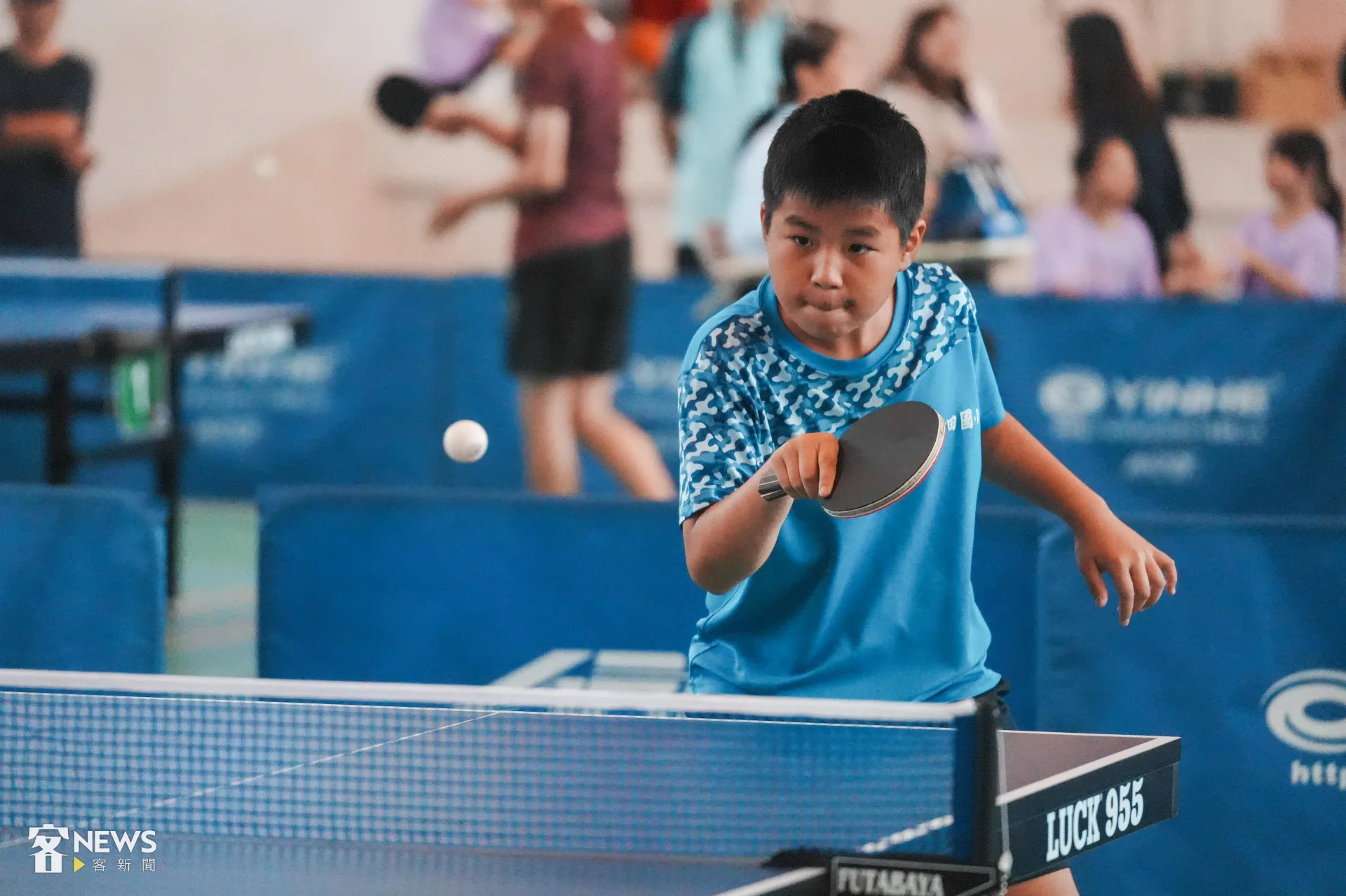 六堆運動會第二天桌球賽事,比賽相當激烈。李台源攝
