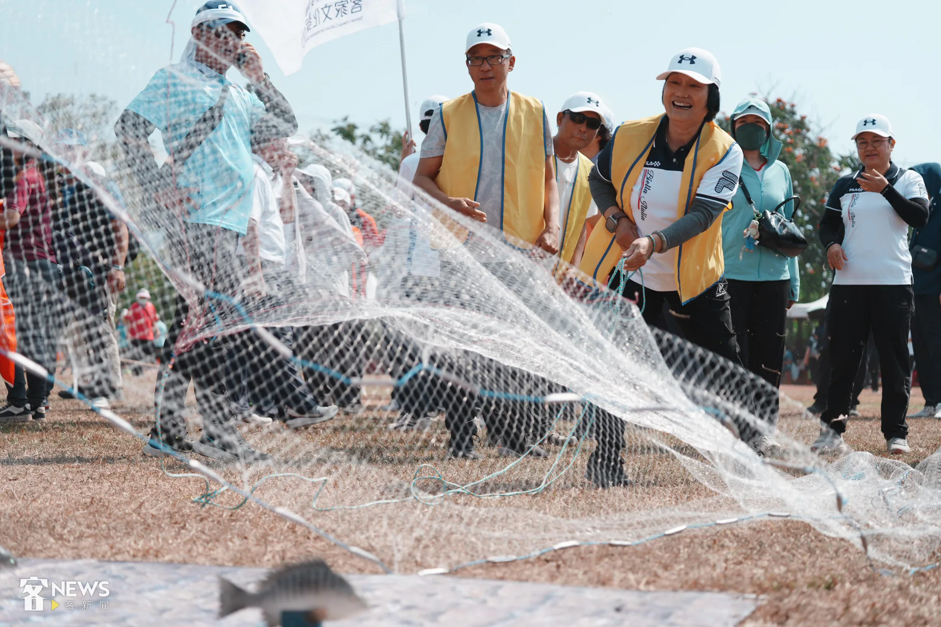 趣味競賽「一網天下」相當考驗撒網技巧,必須想盡辦法讓網撒的又遠又開。李台源攝