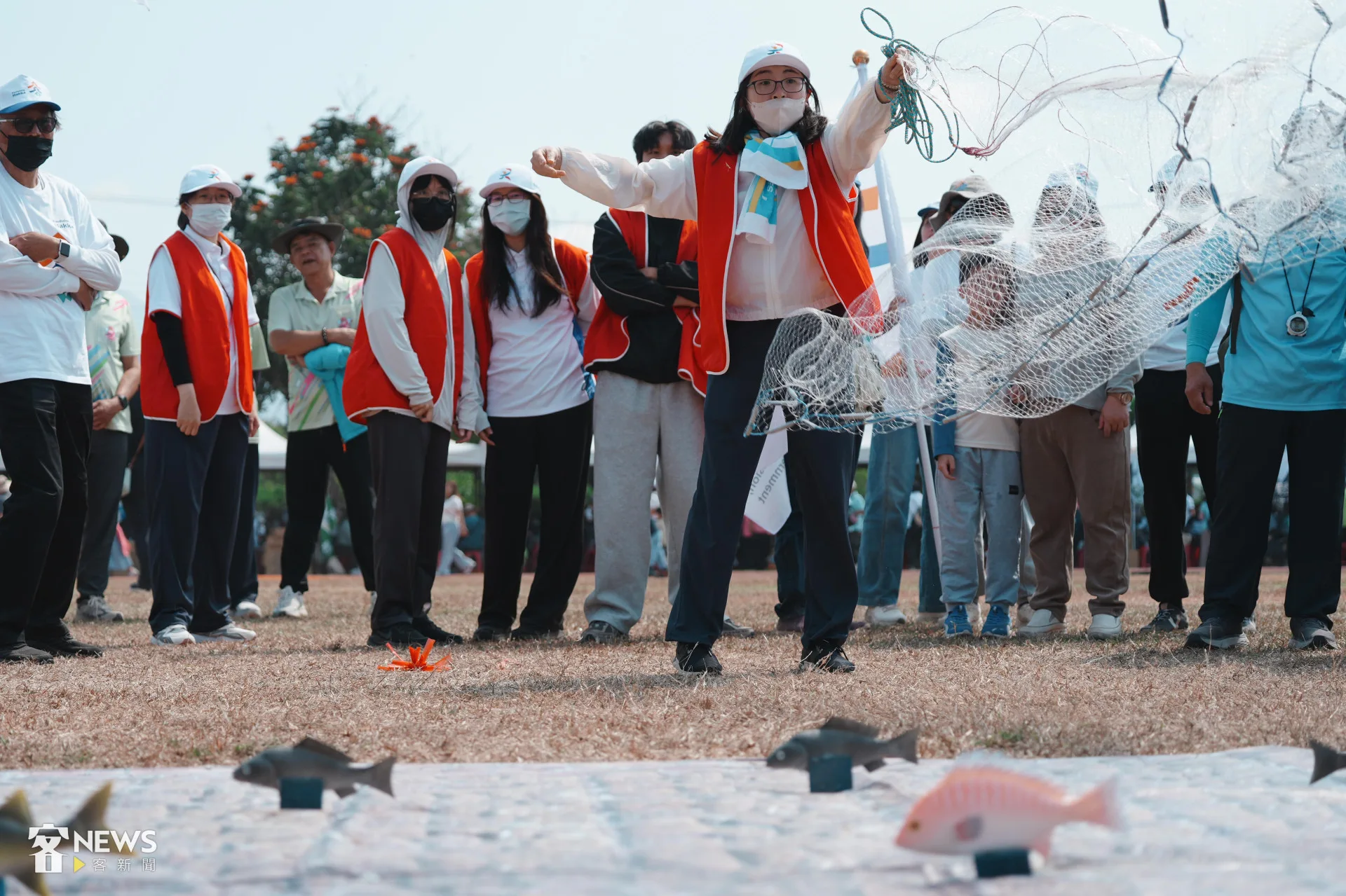 趣味競賽「一網天下」相當考驗撒網技巧,不少參賽者煞羽而歸。李台源攝
