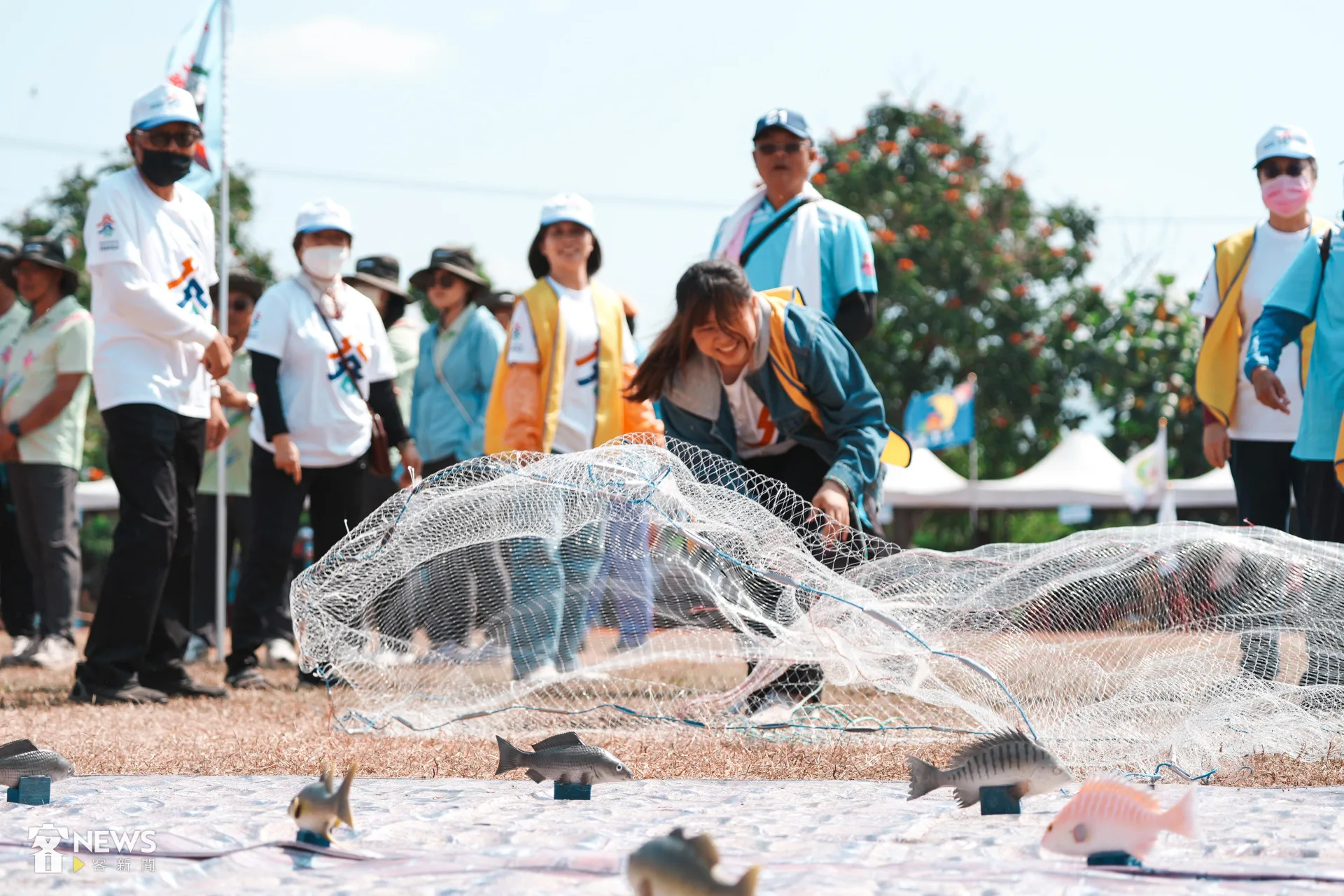 趣味競賽「一網天下」相當考驗撒網技巧,不少參賽者煞羽而歸,圖為高雄市客委會參賽者。李台源攝