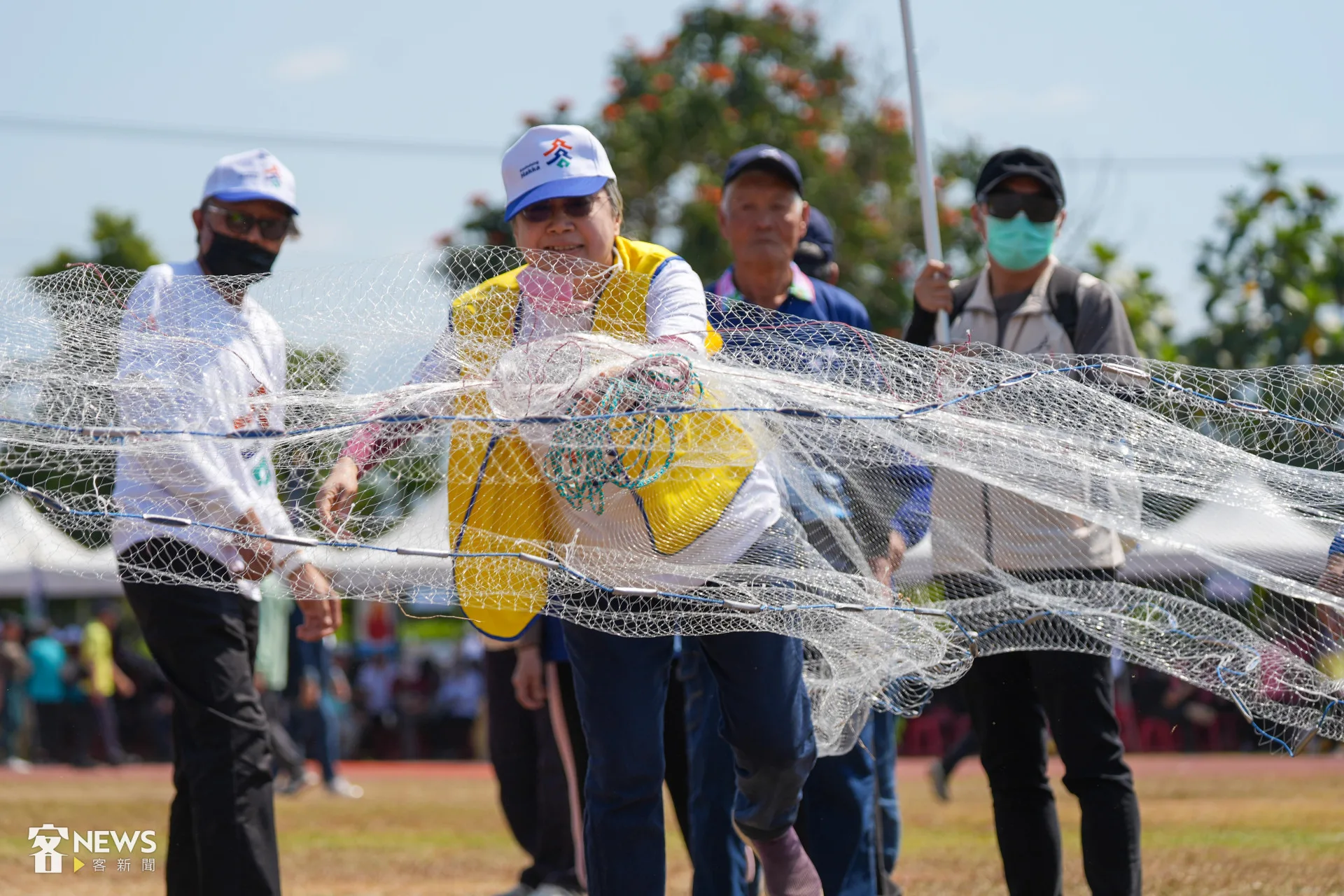 趣味競賽「一網天下」相當考驗撒網技巧,不少參賽者煞羽而歸,圖為高雄市客委會參賽者。李台源攝