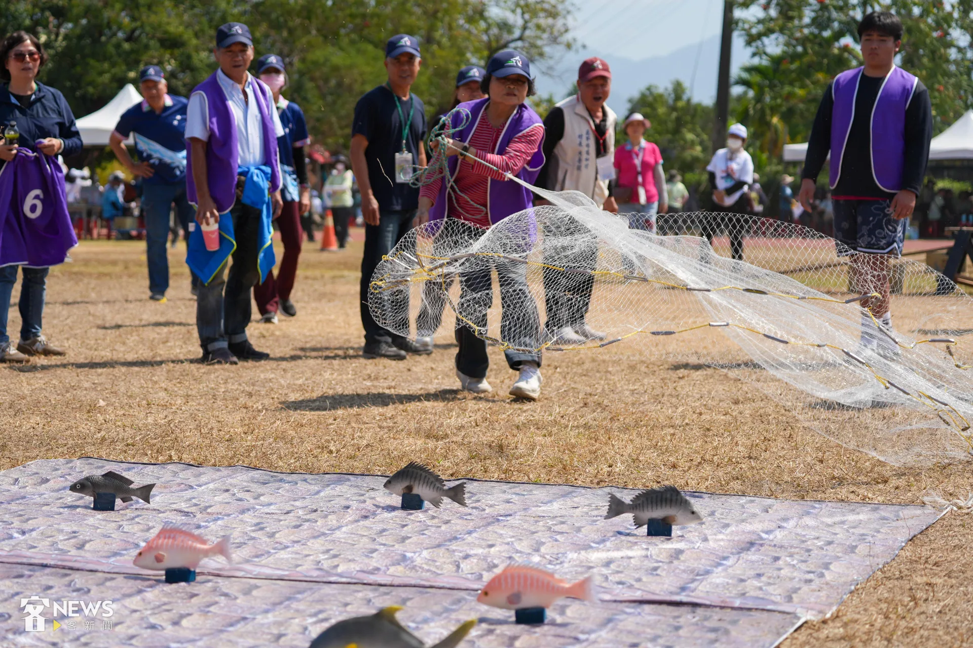 趣味競賽「一網天下」相當考驗撒網技巧,想盡辦法讓網撒的又遠又開。李台源攝