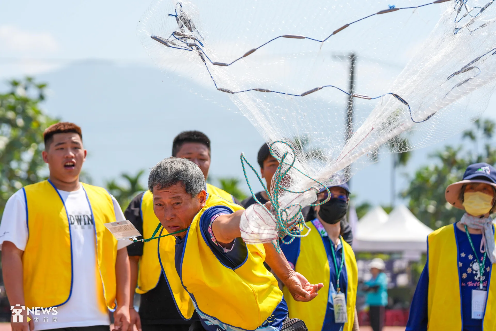 趣味競賽「一網天下」相當考驗撒網技巧,必須想盡辦法讓網撒的又遠又開。李台源攝