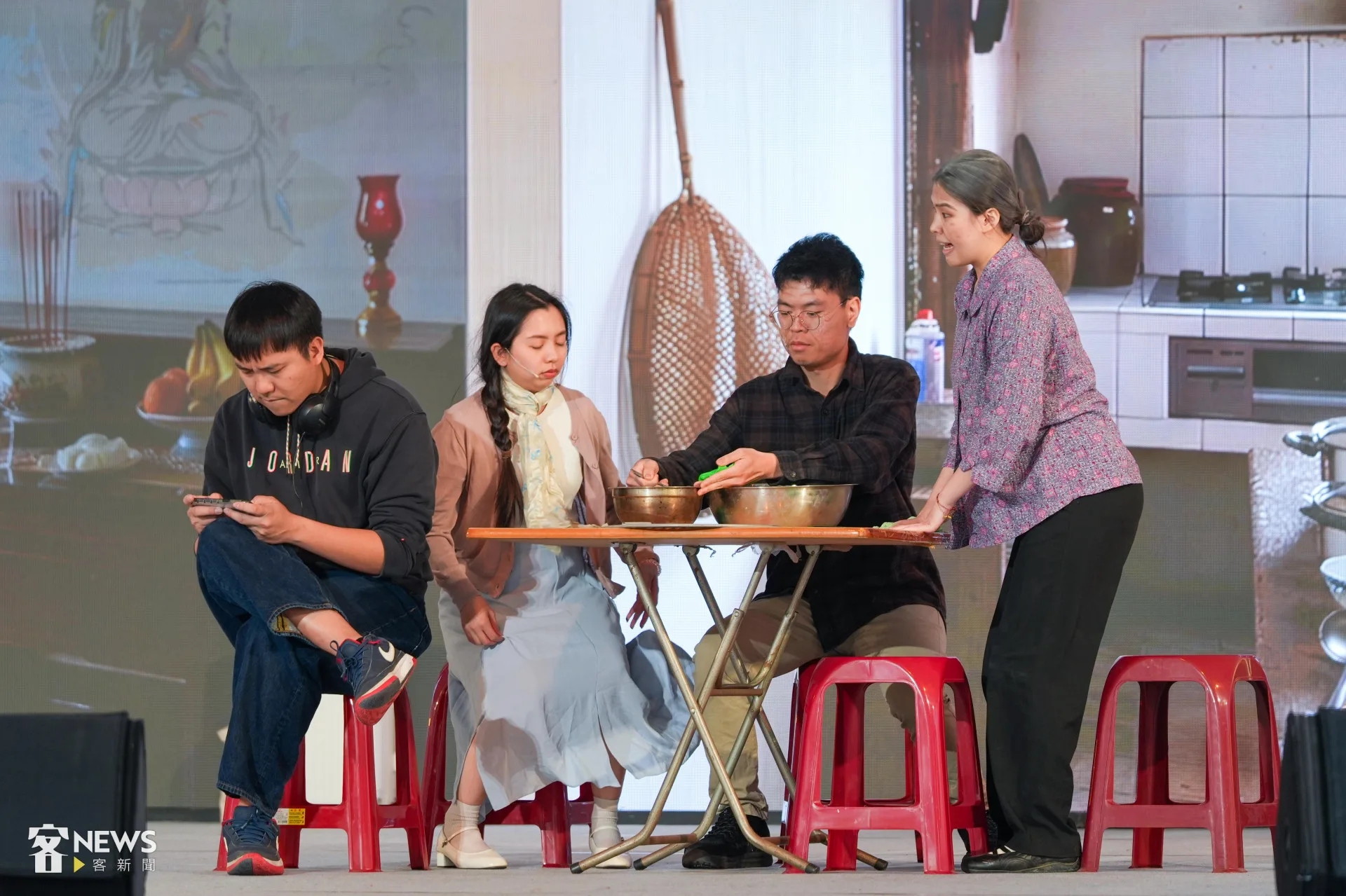 客語短劇比賽後生組參賽者「曉客人」演出《回家作客》獲得優等。李台源攝