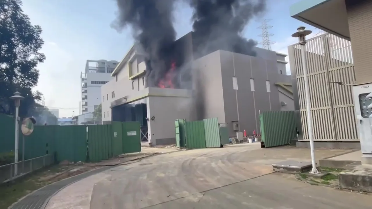 新竹市科學園區力行路的台電竹園超高壓變電所，今天下午3點多傳出火警，現場火光伴隨大量黑煙竄出。新竹市消防局提供