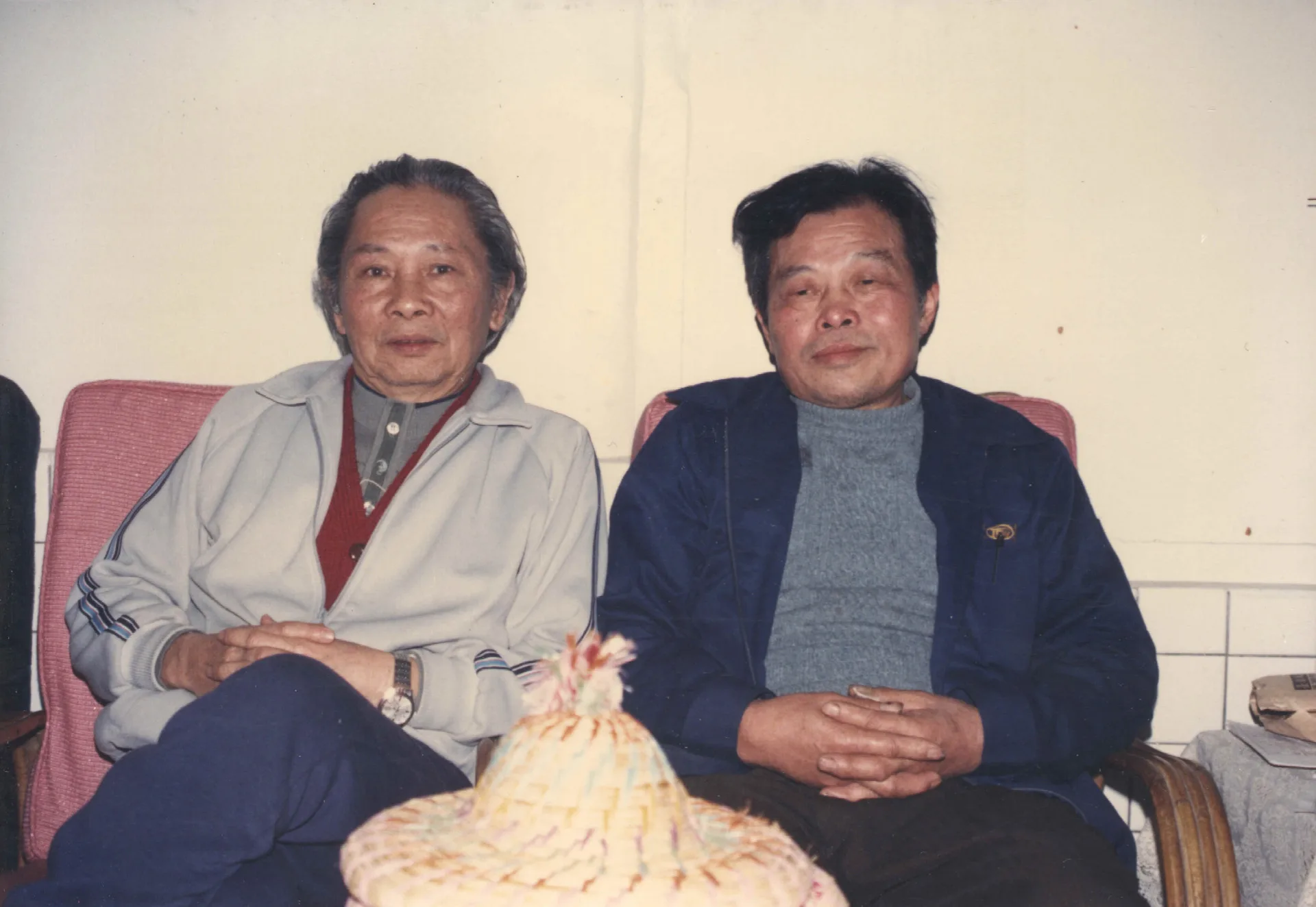 我帶竹東的黃榮洛去認識龍潭的鍾肇政。鍾肇政(左)與黃榮洛(右)合影,1988,龍潭鍾肇政家,楊國鑫攝