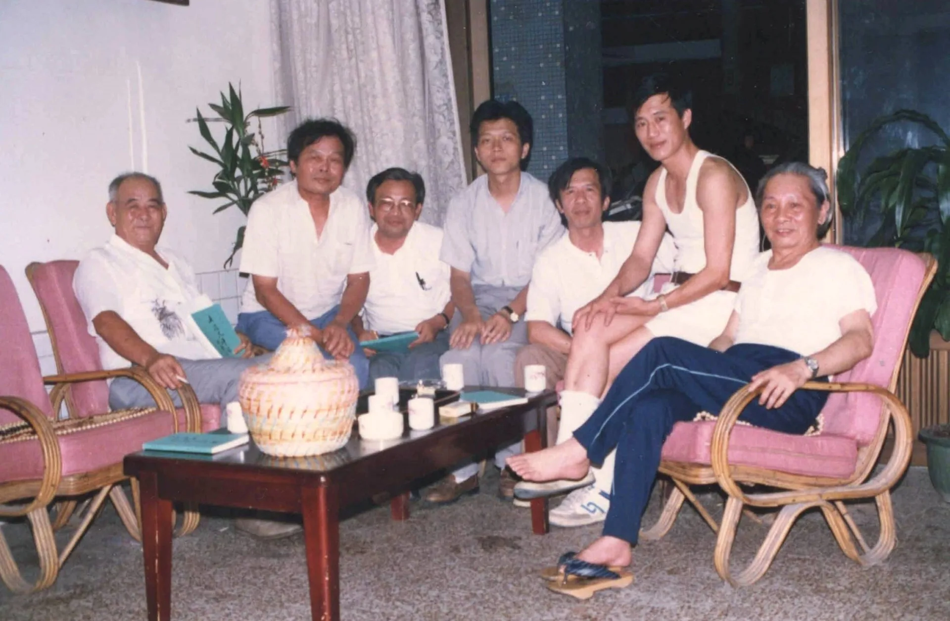龍潭五穀爺生,三台雜誌作者群給鍾老請。林桂庭(左一),黃榮洛(左二),陳運棟(左三),楊國鑫(左四),黃卓權(右三),張致遠(右二),主人鍾肇政(右一)。1988,龍潭鍾肇政家,楊國鑫提供