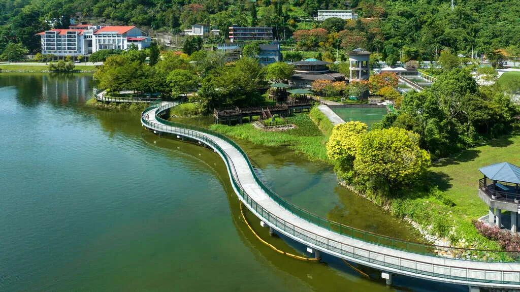 鯉魚潭有環潭步道、森林步道、SUP立槳及遊湖等多元的遊憩活動。交通部觀光署花東縱谷國家風景區管理處提供