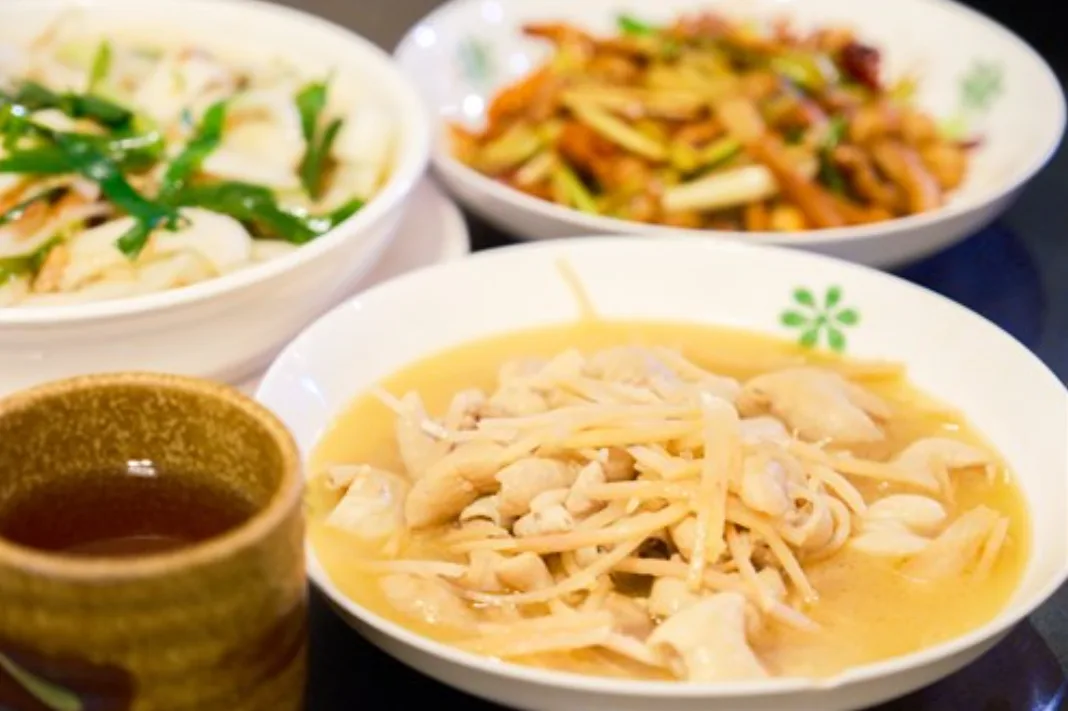 田媽媽傅姐風味餐不僅提供客家家常菜，也將原住民美食與客家料理相結合。客委會提供