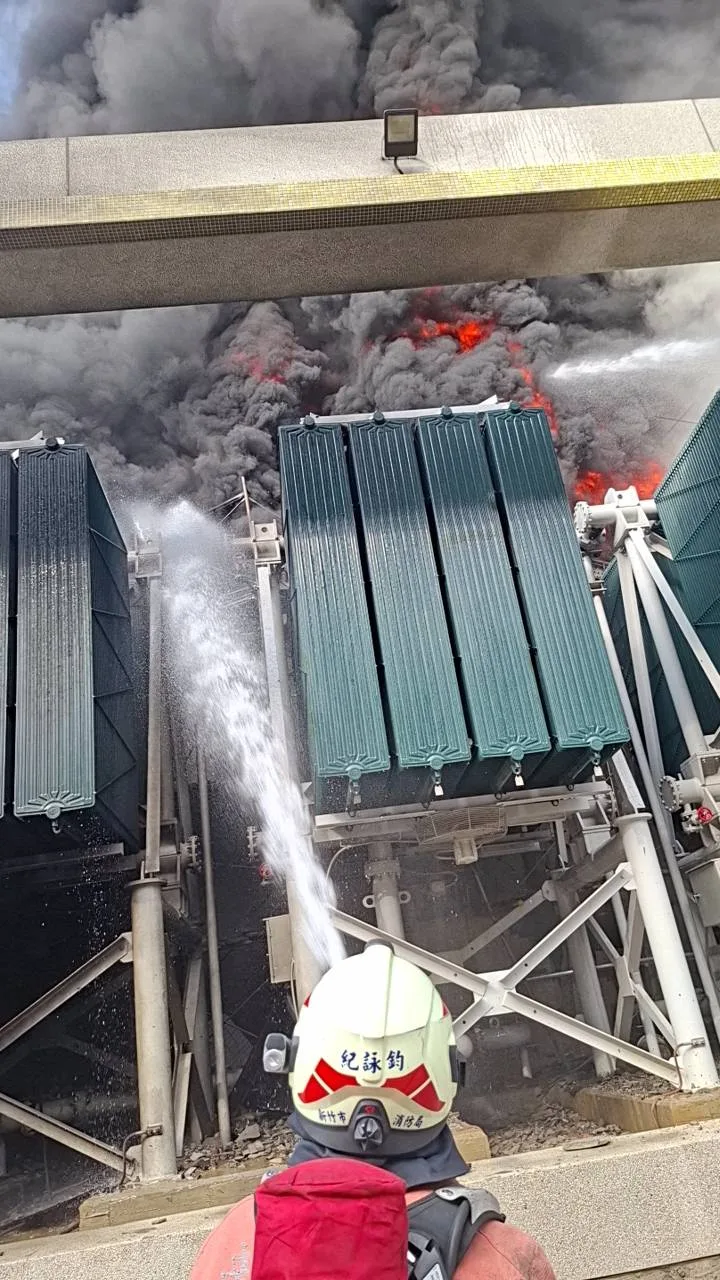 新竹市科學園區力行路的台灣電力公司竹園超高壓變電所，今天下午3點多傳出火警，現場火光伴隨大量黑煙竄出。新竹市消防局提供