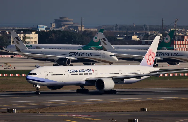 3家國籍航空近日陸續調漲訂位服務費，長榮航空股份有限公司、中華航空股份有限公司每航段調漲為28美元，分別在3月1、17日起實施，星宇航空股份有限公司預計4月起調漲，未來將收30美元。圖為115年2月16日華航、長榮及星宇航空航機於桃園國際機場同框畫面。中央社