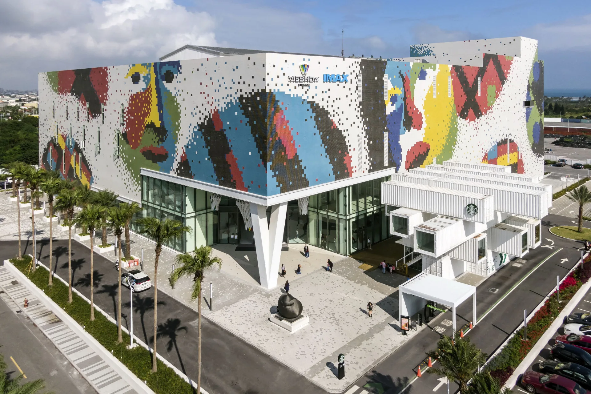 星巴克洄瀾門市是亞洲第一間貨櫃屋星巴克。花蓮縣政府提供