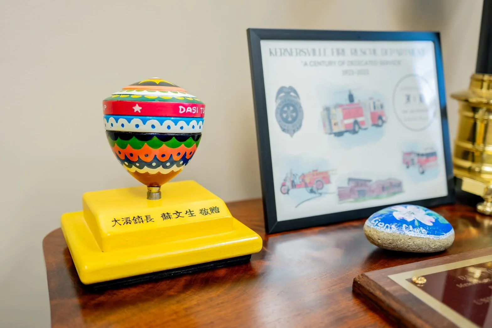 22年前大溪致贈給美國科納斯維爾的「大溪陀螺」等珍貴文物,重現於眾。桃園市政府提供