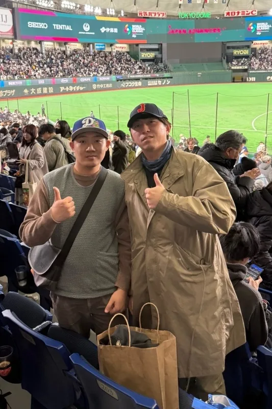 桃園市消防局龍潭分隊隊員張詠惟（右）、楊昱修（左）日前赴日觀看2026世界棒球經典賽（WBC），在東京神田車站目擊民眾暈倒，憑藉職業本能與專業救護技能第一時間協助，展現熱心助人精神。桃園市消防局龍潭分隊提供