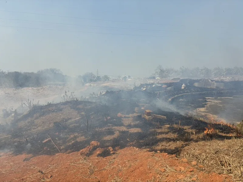 台中連日多起雜草、公墓火警,消防局獲報派多個分隊前往救援,並呼籲民眾掃墓避免任意燃燒雜草,注意金紙餘燼,避免引發山林火災。民眾提供