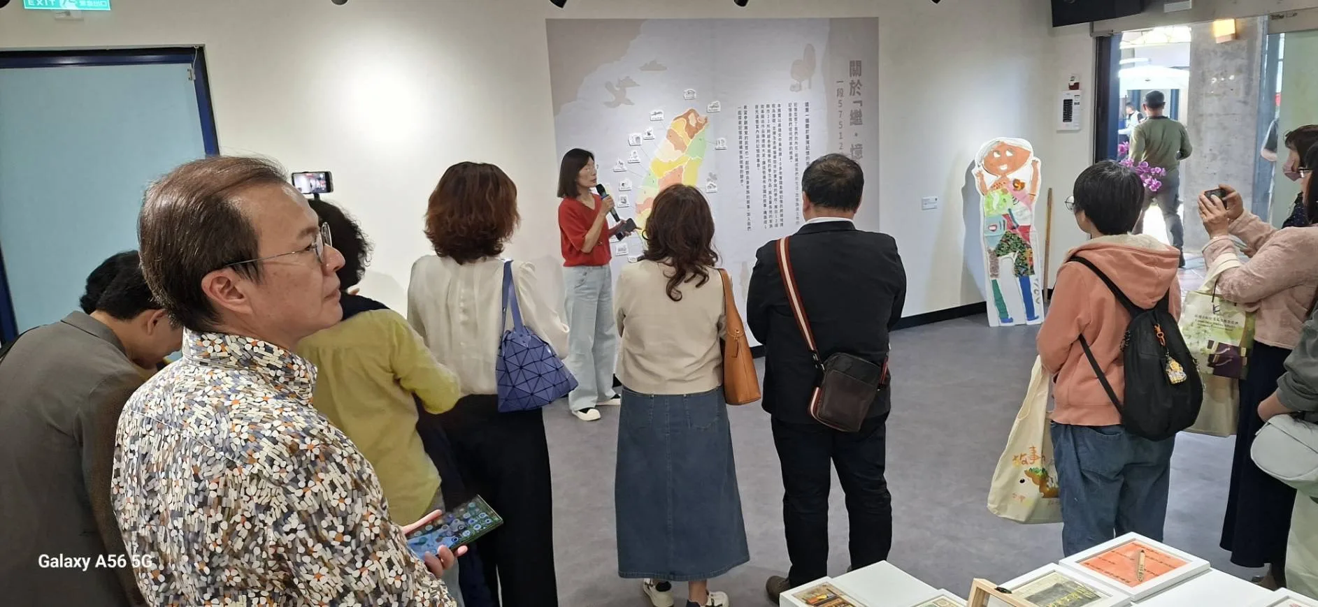 策展人劉癸蓉老師 導覽介紹展覽內容。高雄市客委會提供