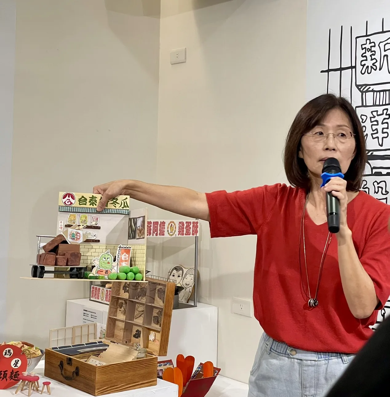 策展人劉癸蓉老師透過物件述說老鹽埕的故事。高雄市客委會提供