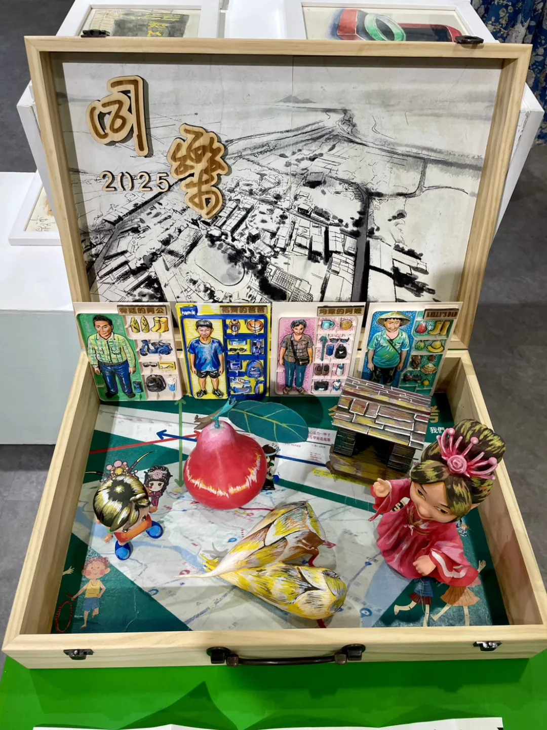 特展作品─家族記憶盒,彷若上演著生活記憶片段的迷你舞台。高雄市客委會提供