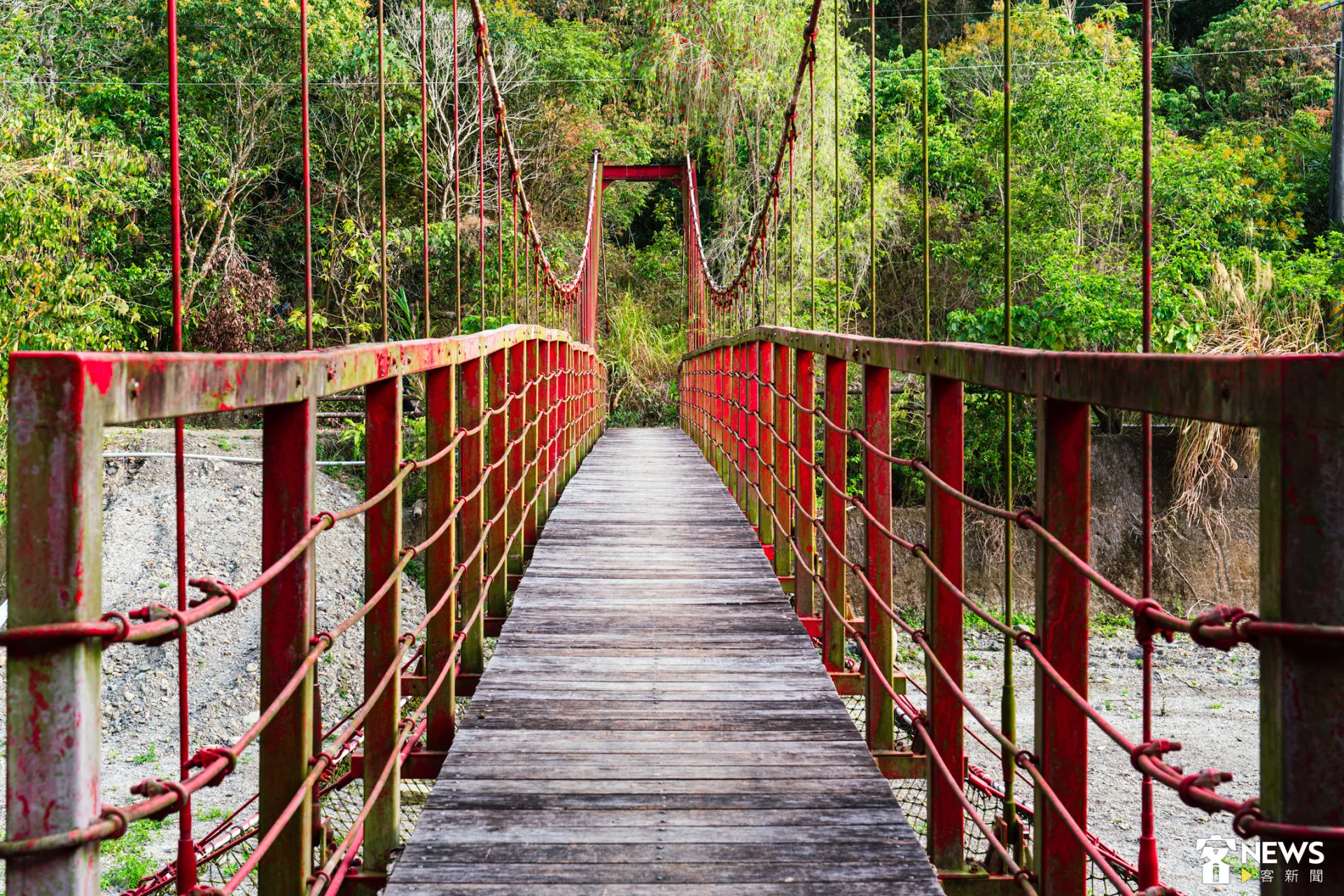 杉林─六龜百年古道其中一端是金興吊橋。朱愷元攝