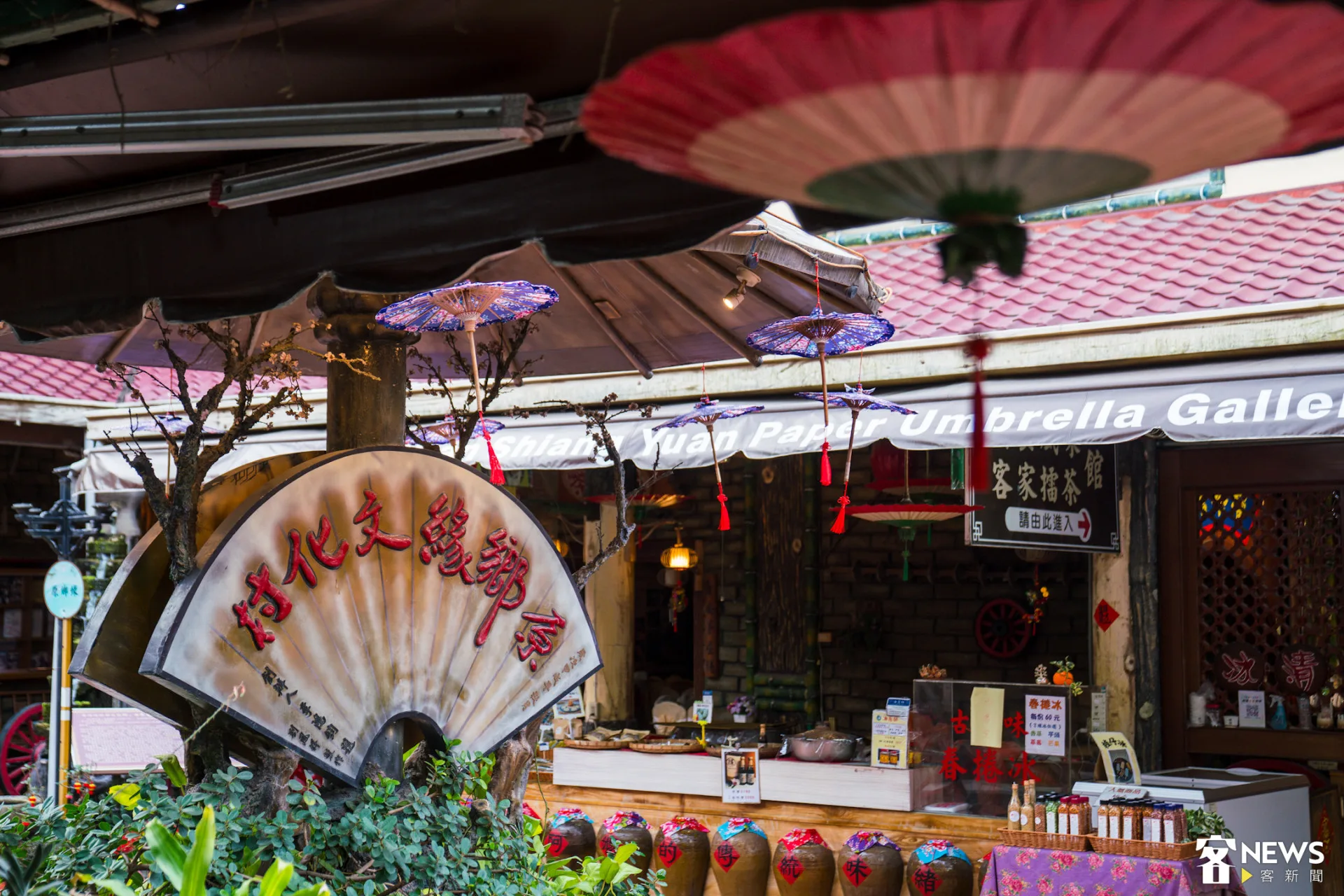 美濃原鄉緣紙傘文化村可體驗彩繪油紙傘、手拉坏等手作項目。朱愷元攝