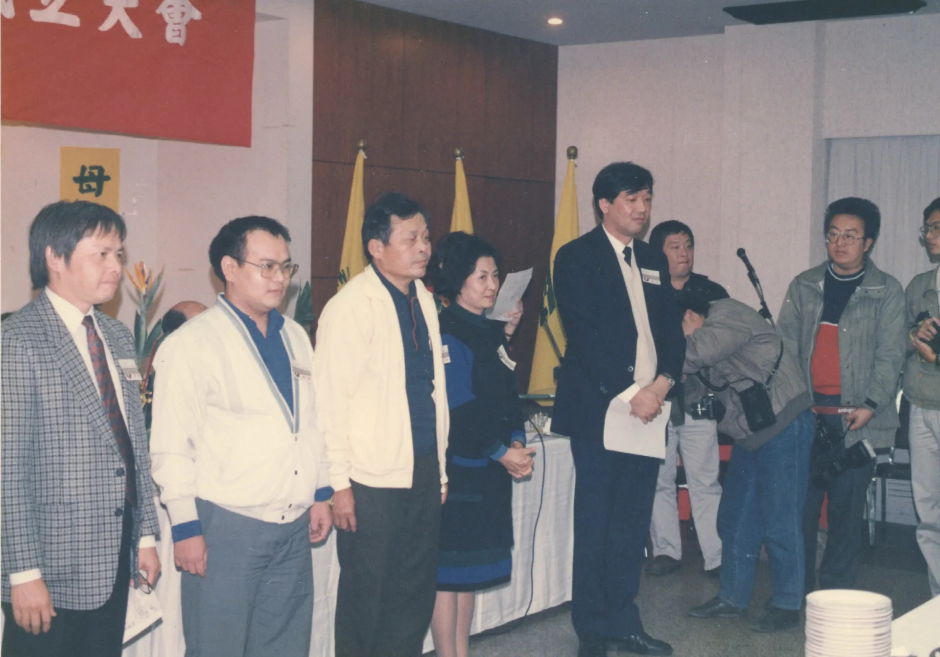 台灣客家公共事務協會成立,黃榮洛(左三)當選第一屆監事,其他當選的監事有范光群(左一)、李智期(左二)、徐秀蘭(左四)、陳文和(左五)。1990,台大校友會館。楊國鑫攝