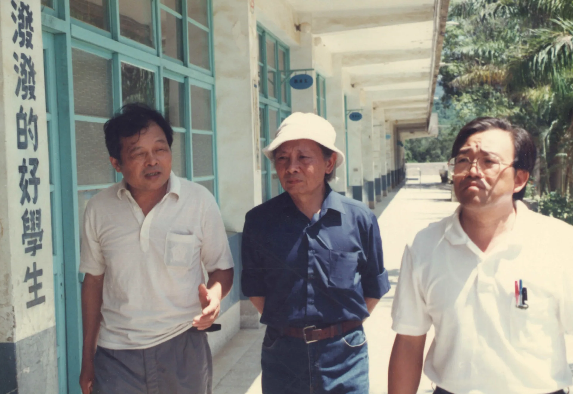 黃榮洛(左)、鍾肇政(中)與陳運棟(右)。1988,芎林國小,楊國鑫攝