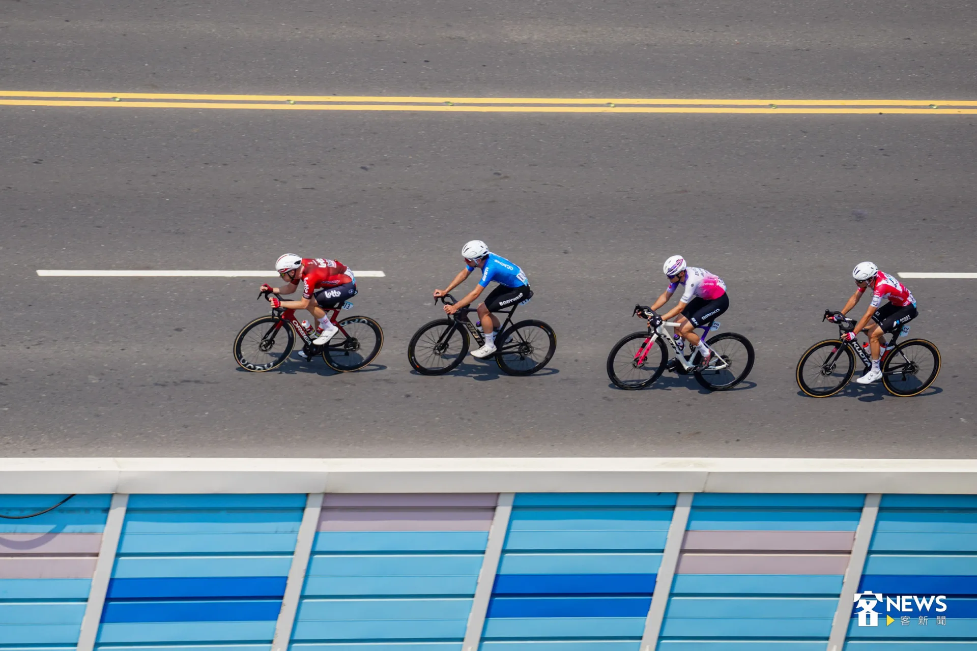 車手們形成一直線降低風阻，保持體力等待最佳出擊時機。范修語攝
