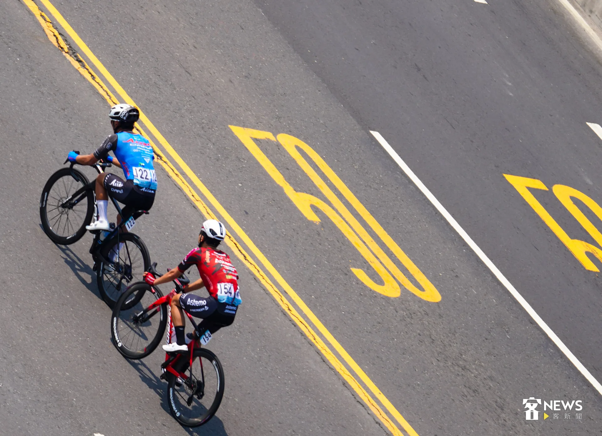 兩位車手努力想要跟上主集團。范修語攝